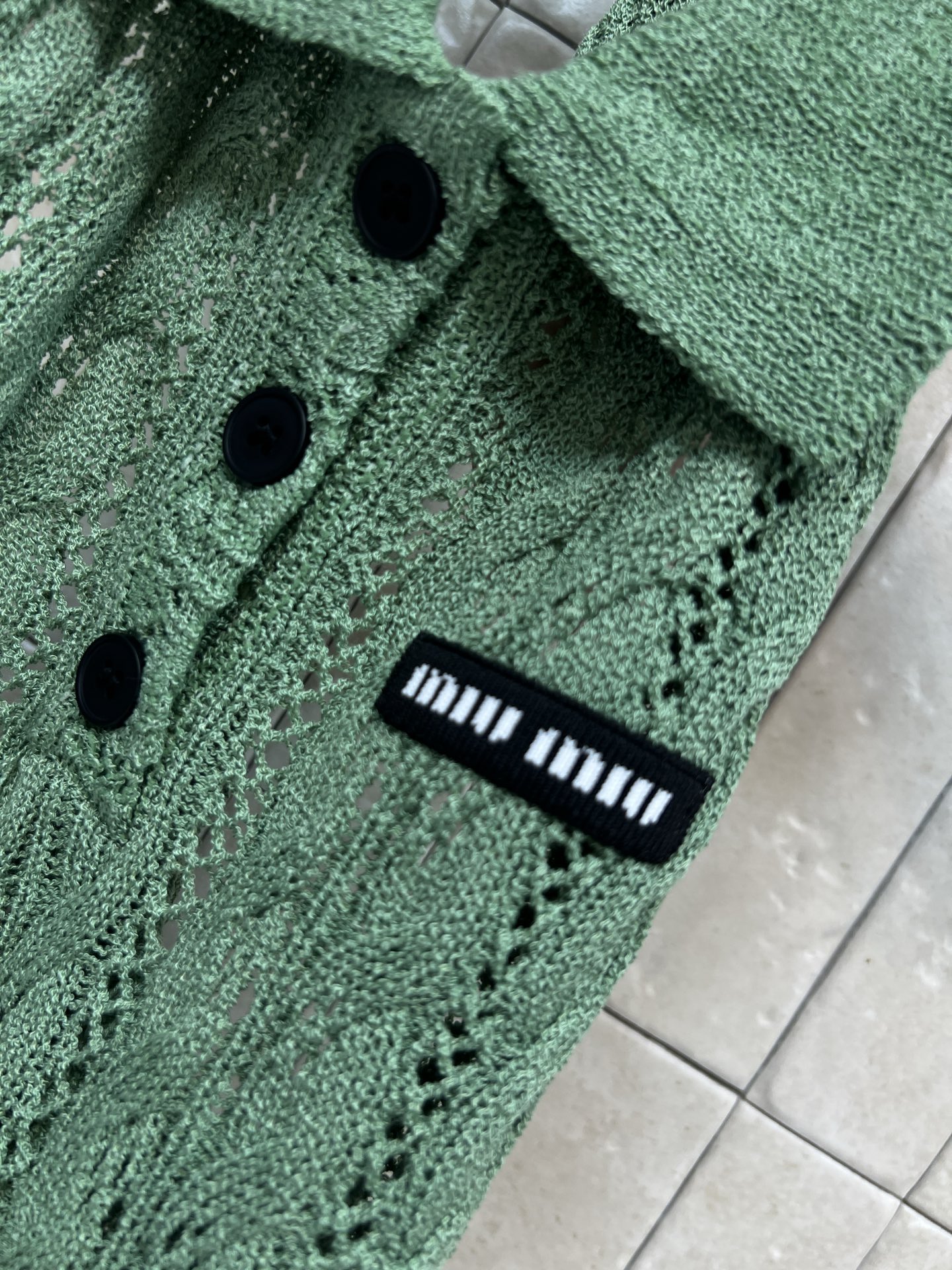 MIU家 26春夏新款 针织无袖上衣 采用轻薄透气针织面料 无袖+翻领设计 简约又有细节感 后背露腰 显