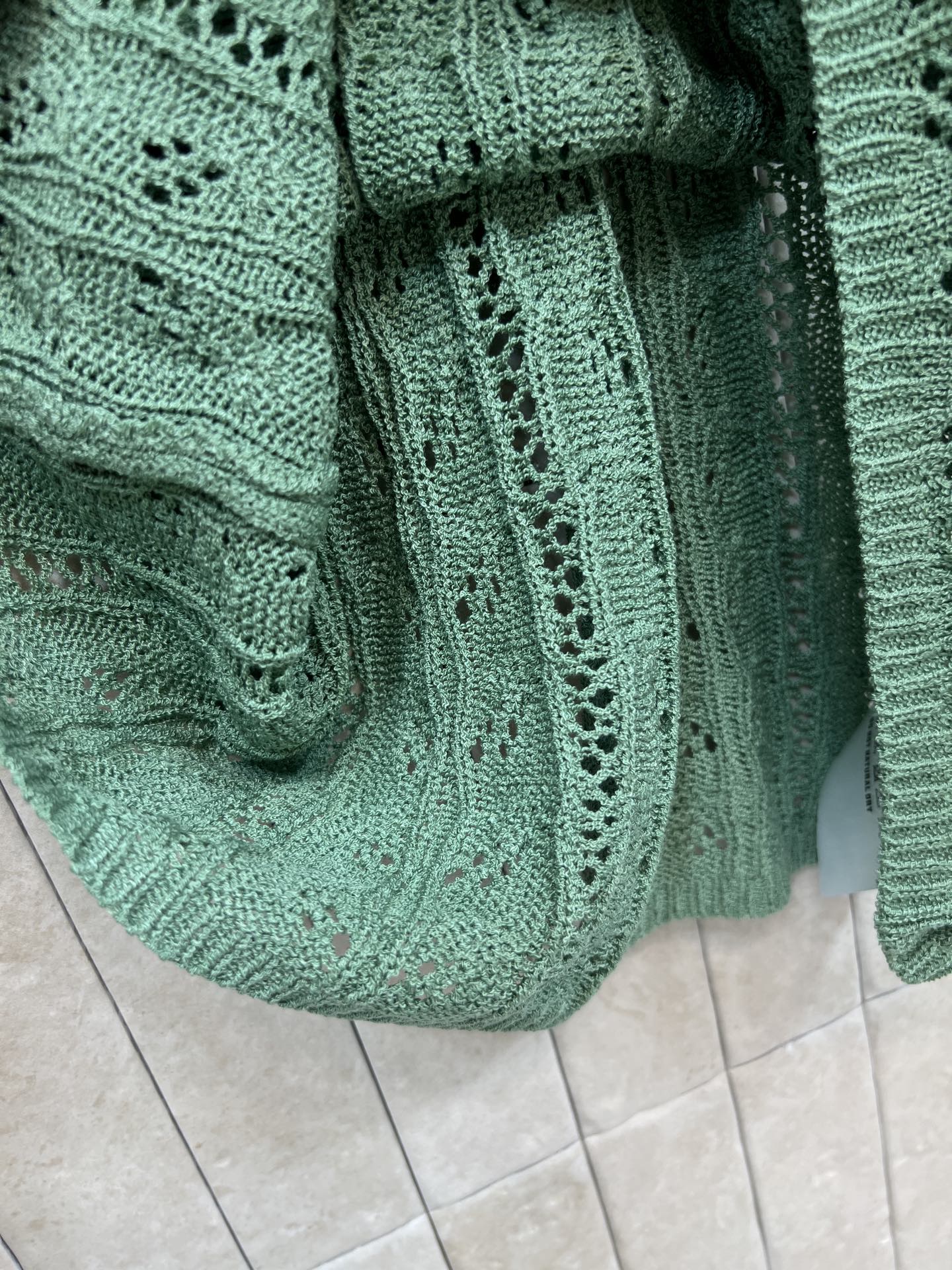 MIU家 26春夏新款 针织无袖上衣 采用轻薄透气针织面料 无袖+翻领设计 简约又有细节感 后背露腰 显