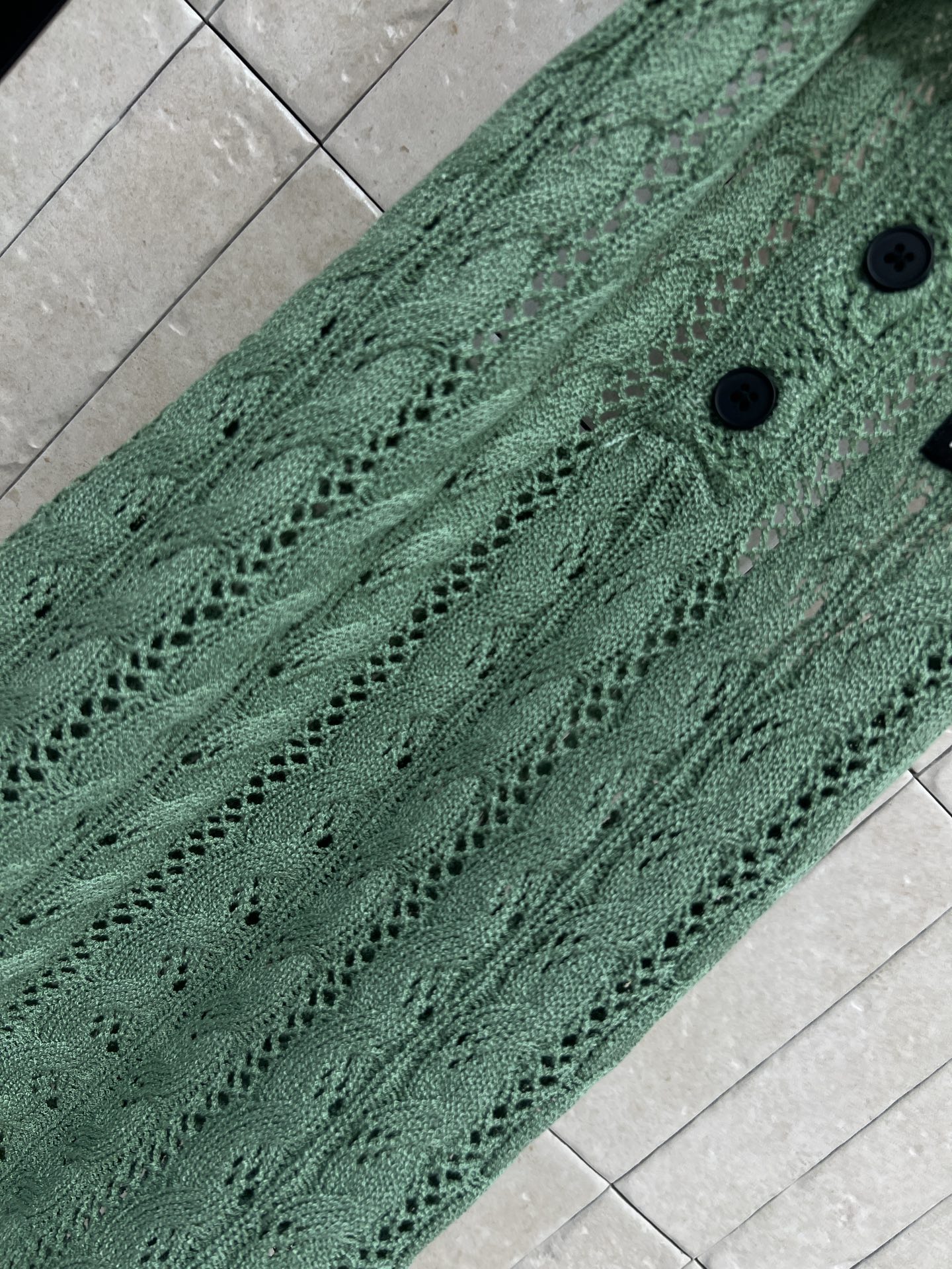 MIU家 26春夏新款 针织无袖上衣 采用轻薄透气针织面料 无袖+翻领设计 简约又有细节感 后背露腰 显