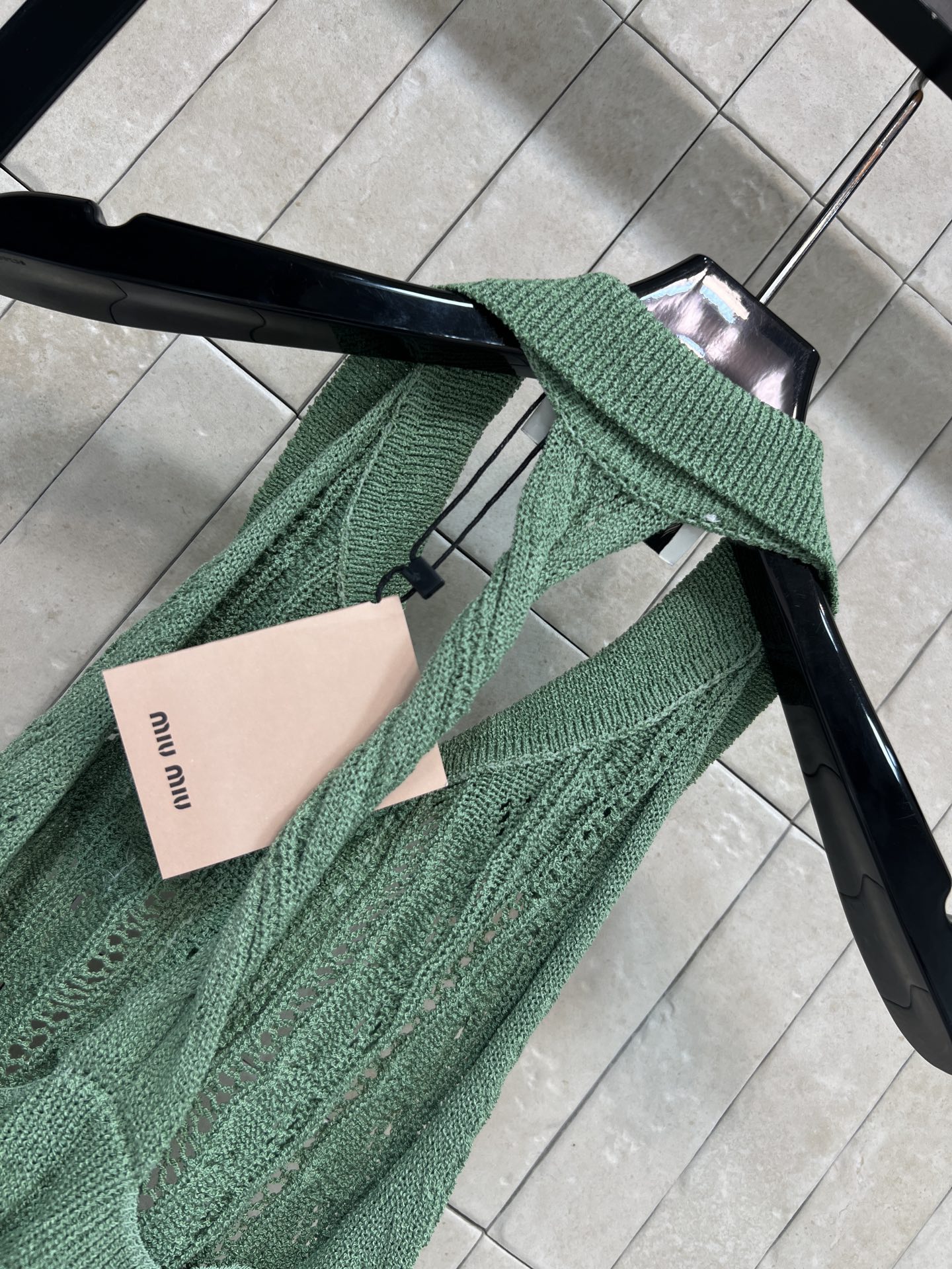 MIU家 26春夏新款 针织无袖上衣 采用轻薄透气针织面料 无袖+翻领设计 简约又有细节感 后背露腰 显