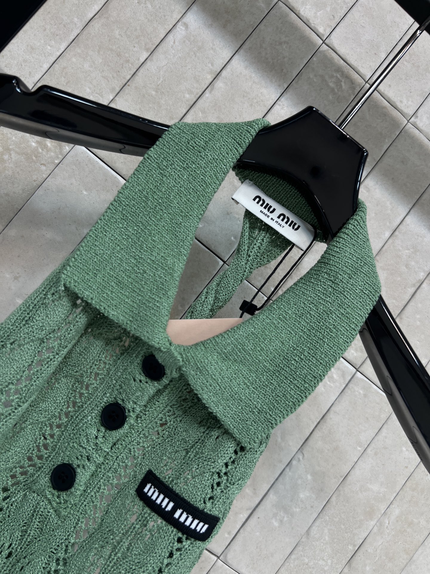 MIU家 26春夏新款 针织无袖上衣 采用轻薄透气针织面料 无袖+翻领设计 简约又有细节感 后背露腰 显