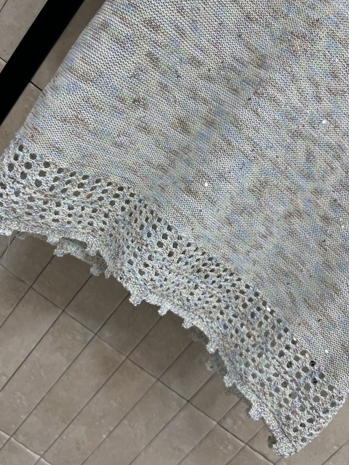 MIU家 26春夏新款 针织短袖T恤 采用轻薄透气面料 色调细腻纹理 简约又有细节感 下摆和袖口的镂空设