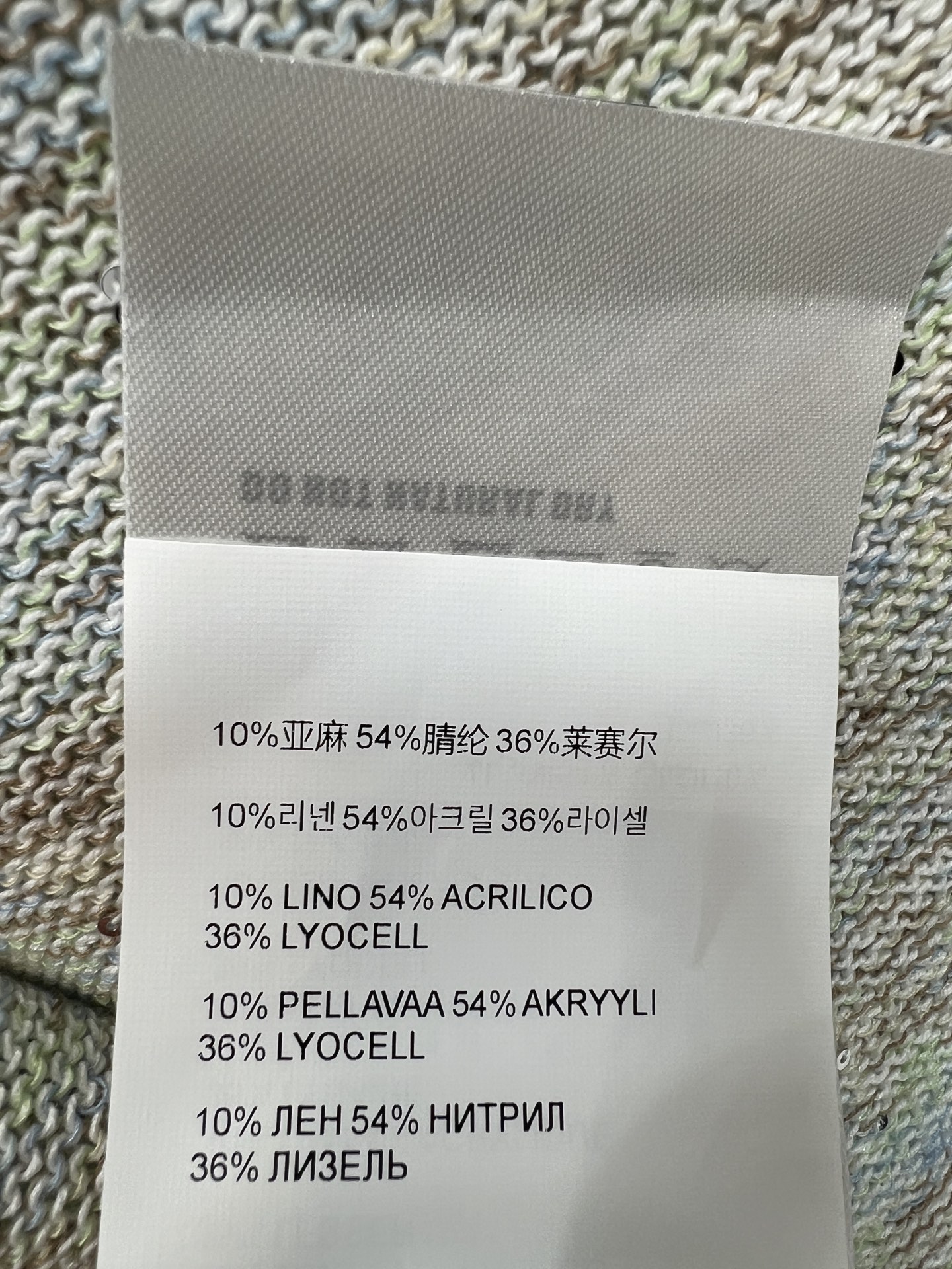 MIU家 26春夏新款 针织短袖T恤 采用轻薄透气面料 色调细腻纹理 简约又有细节感 下摆和袖口的镂空设