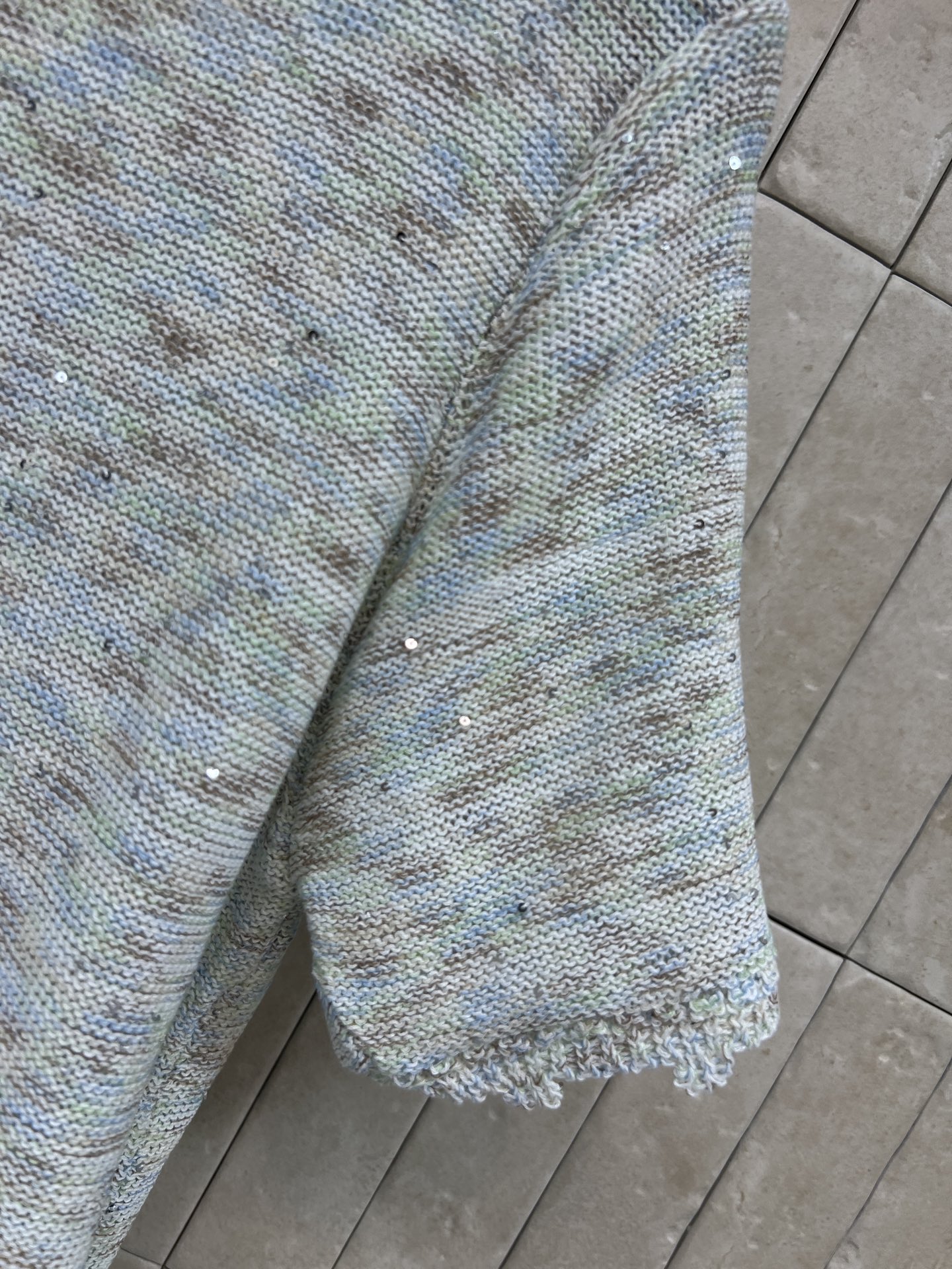 MIU家 26春夏新款 针织短袖T恤 采用轻薄透气面料 色调细腻纹理 简约又有细节感 下摆和袖口的镂空设