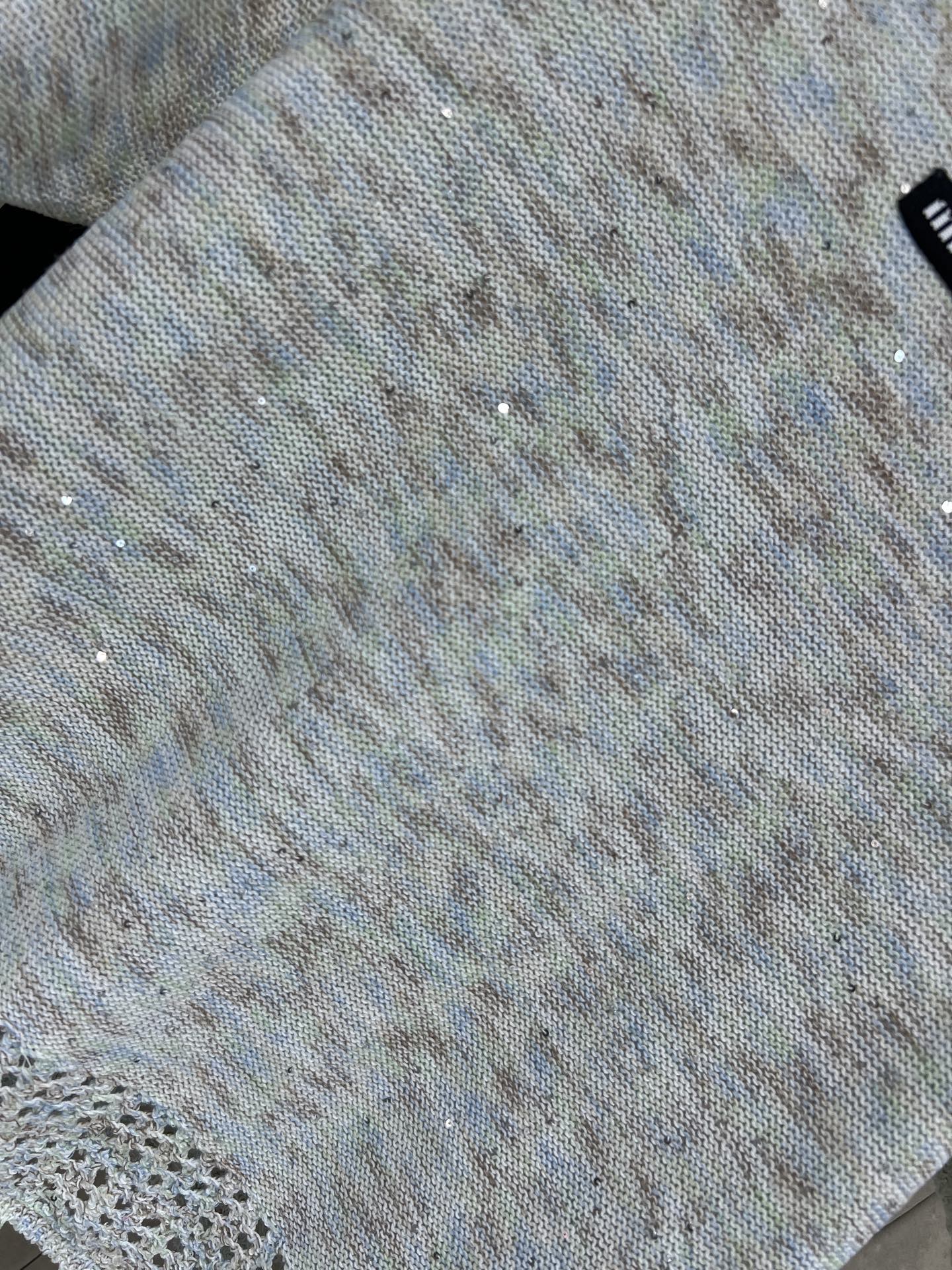 MIU家 26春夏新款 针织短袖T恤 采用轻薄透气面料 色调细腻纹理 简约又有细节感 下摆和袖口的镂空设