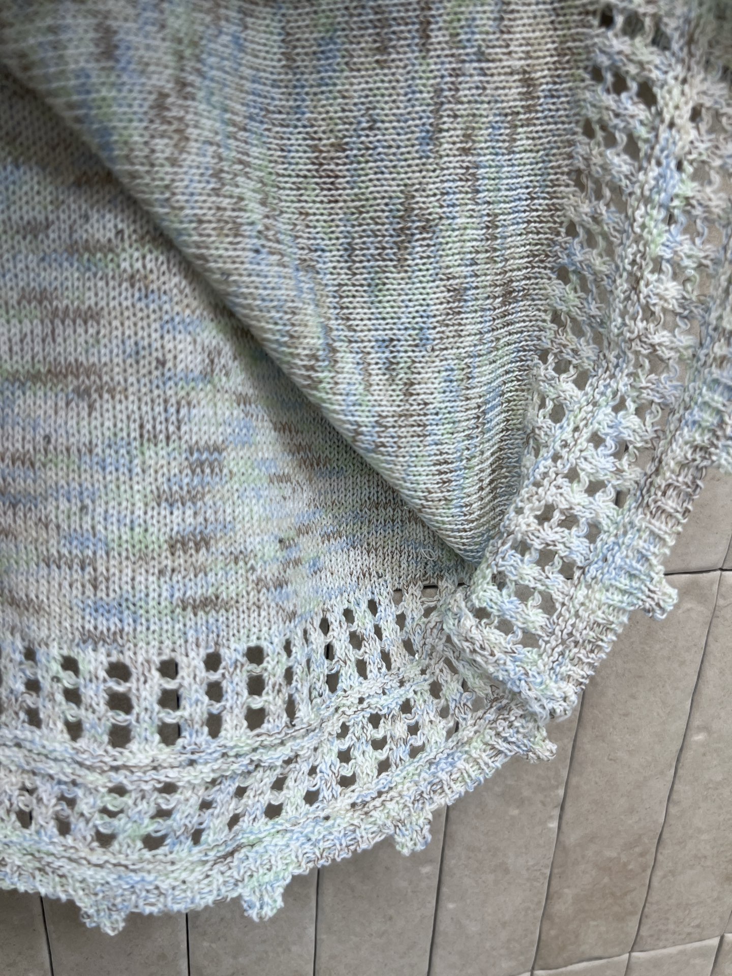 MIU家 26春夏新款 针织短袖T恤 采用轻薄透气面料 色调细腻纹理 简约又有细节感 下摆和袖口的镂空设