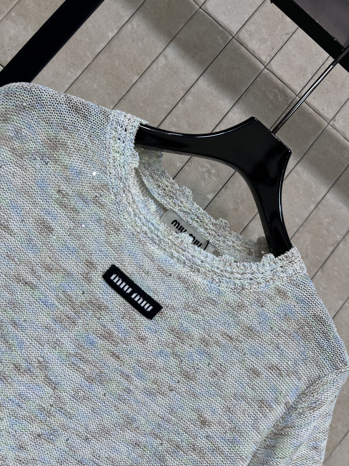 MIU家 26春夏新款 针织短袖T恤 采用轻薄透气面料 色调细腻纹理 简约又有细节感 下摆和袖口的镂空设