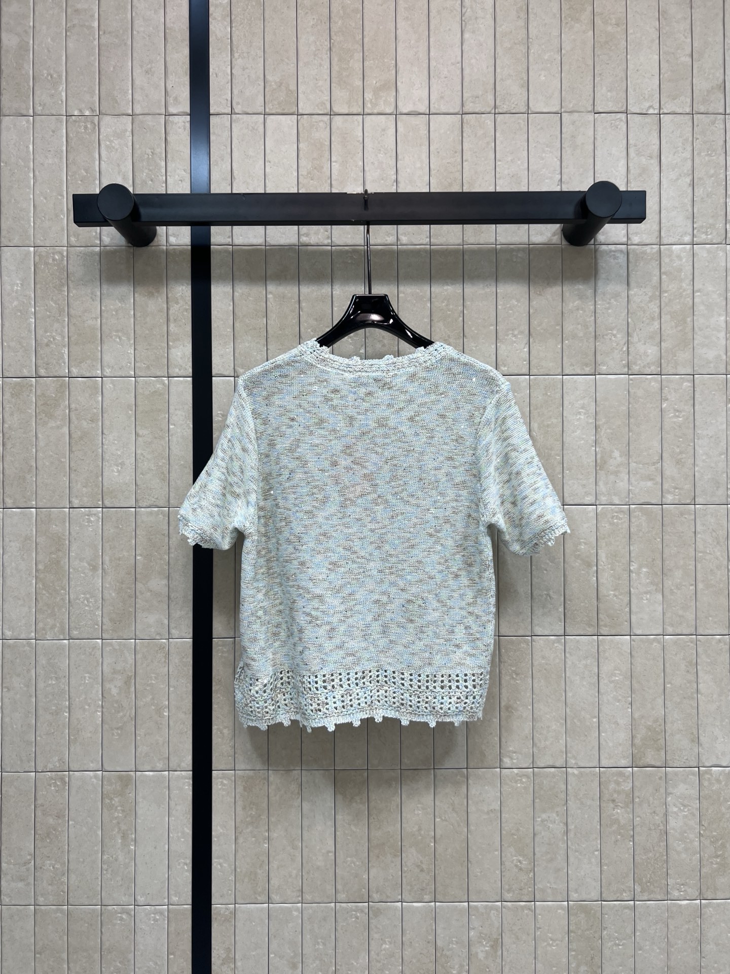 MIU家 26春夏新款 针织短袖T恤 采用轻薄透气面料 色调细腻纹理 简约又有细节感 下摆和袖口的镂空设