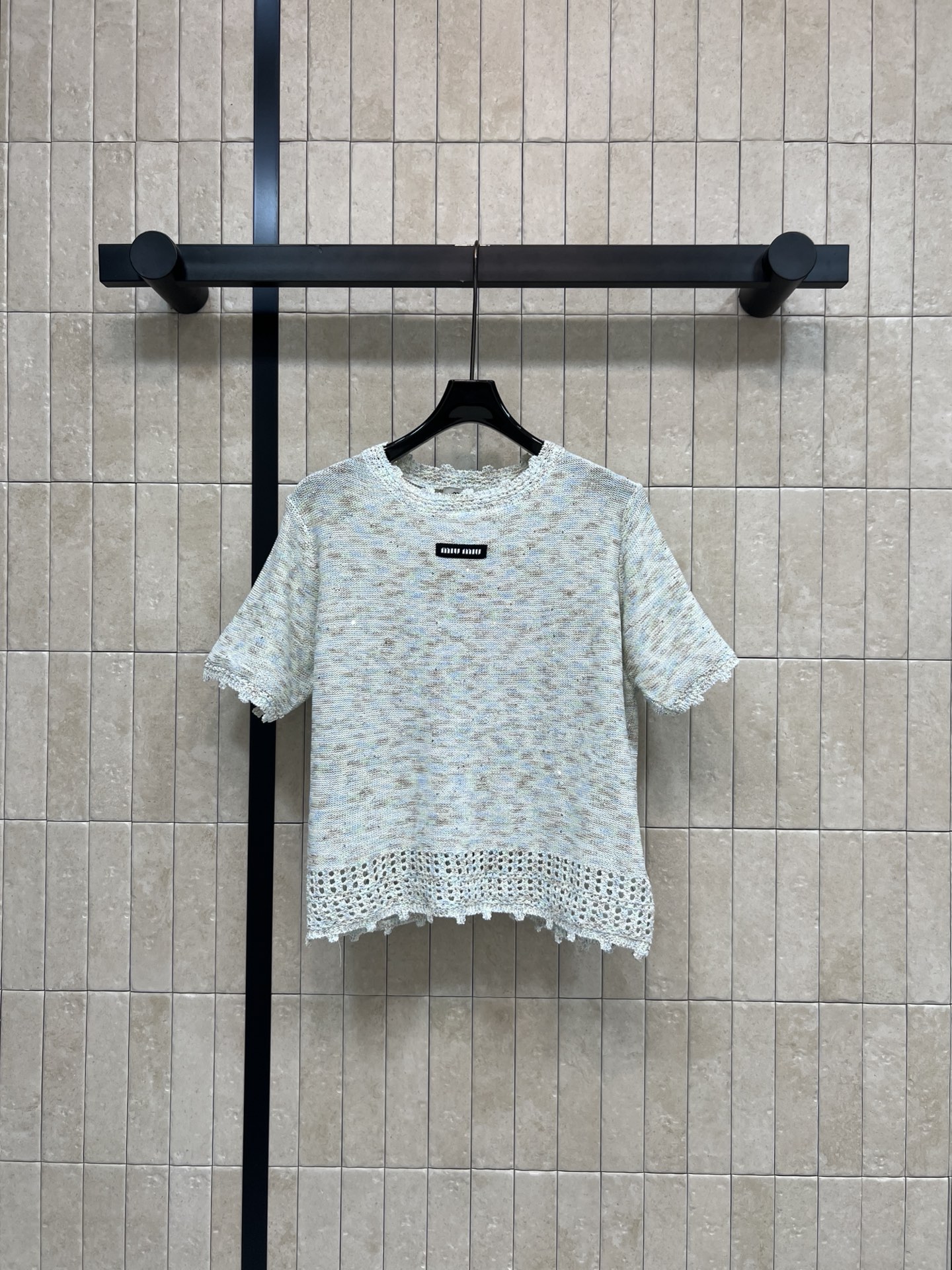 NO:803860,MIU's 26 spring and summer new style knitted short-sleeved T-shirt. Made of light and breathable fabric. The color is fine and textured. Simple and detailed. The hollow design on the hem and cuffs is super layered. Brand logo on the chest. Perfect recognition. Daily casual. It goes well with jeans or casual pants. Comfortable and fashionable. Three sizes in one color. Size/S-M-L,,miumiu,jeans,T-shirt,tees,t-shirt,19860909MIU家 26春夏新款 针织短袖T恤 采用轻薄透气面料 色调细腻纹理 简约又有细节感 下摆和袖口的镂空设计超有层次 胸前品牌标识 辨识度满分 日常休闲 搭配牛仔裤或休闲裤都很OK 舒适又时髦 一色三码Size/S-M-L,,miumiu,jeans,T-shirt,tees，t-shirt,,Women's clothing