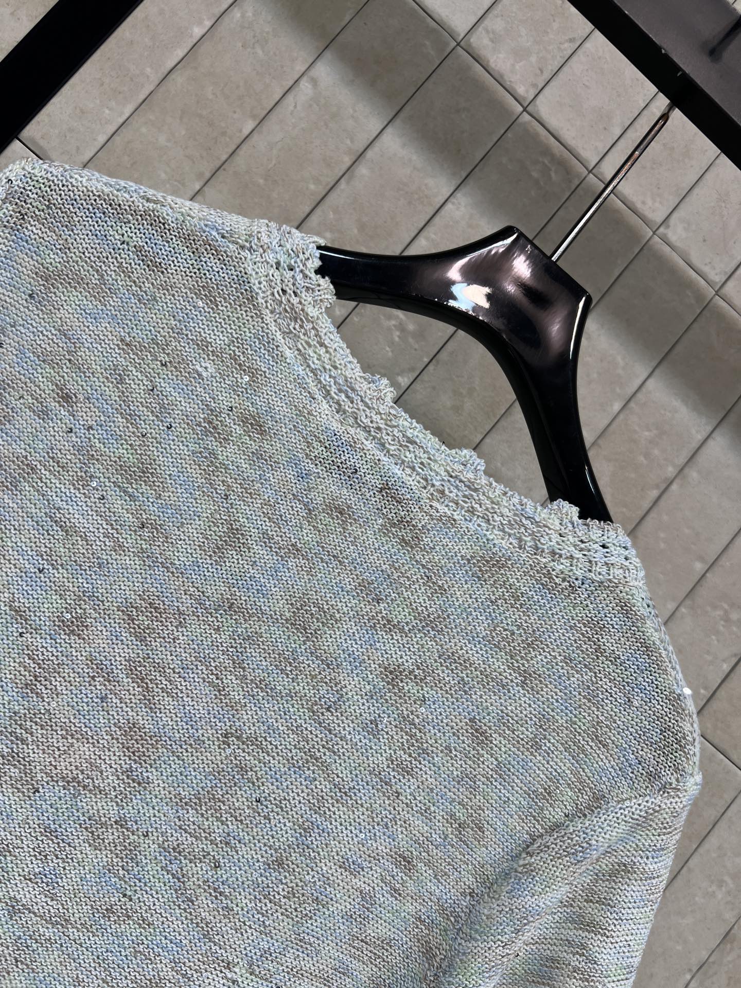 MIU家 26春夏新款 针织短袖T恤 采用轻薄透气面料 色调细腻纹理 简约又有细节感 下摆和袖口的镂空设