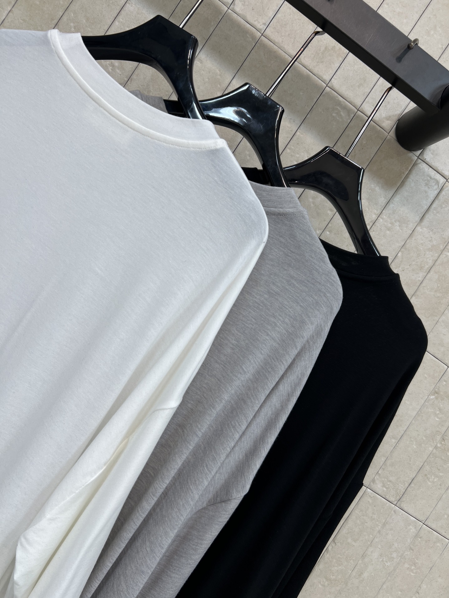 26春夏新款 宽松圆领T恤 采用1面料柔软亲肤 透气性超棒 宽松版型+五分袖 春夏穿超舒服 简约百搭 单