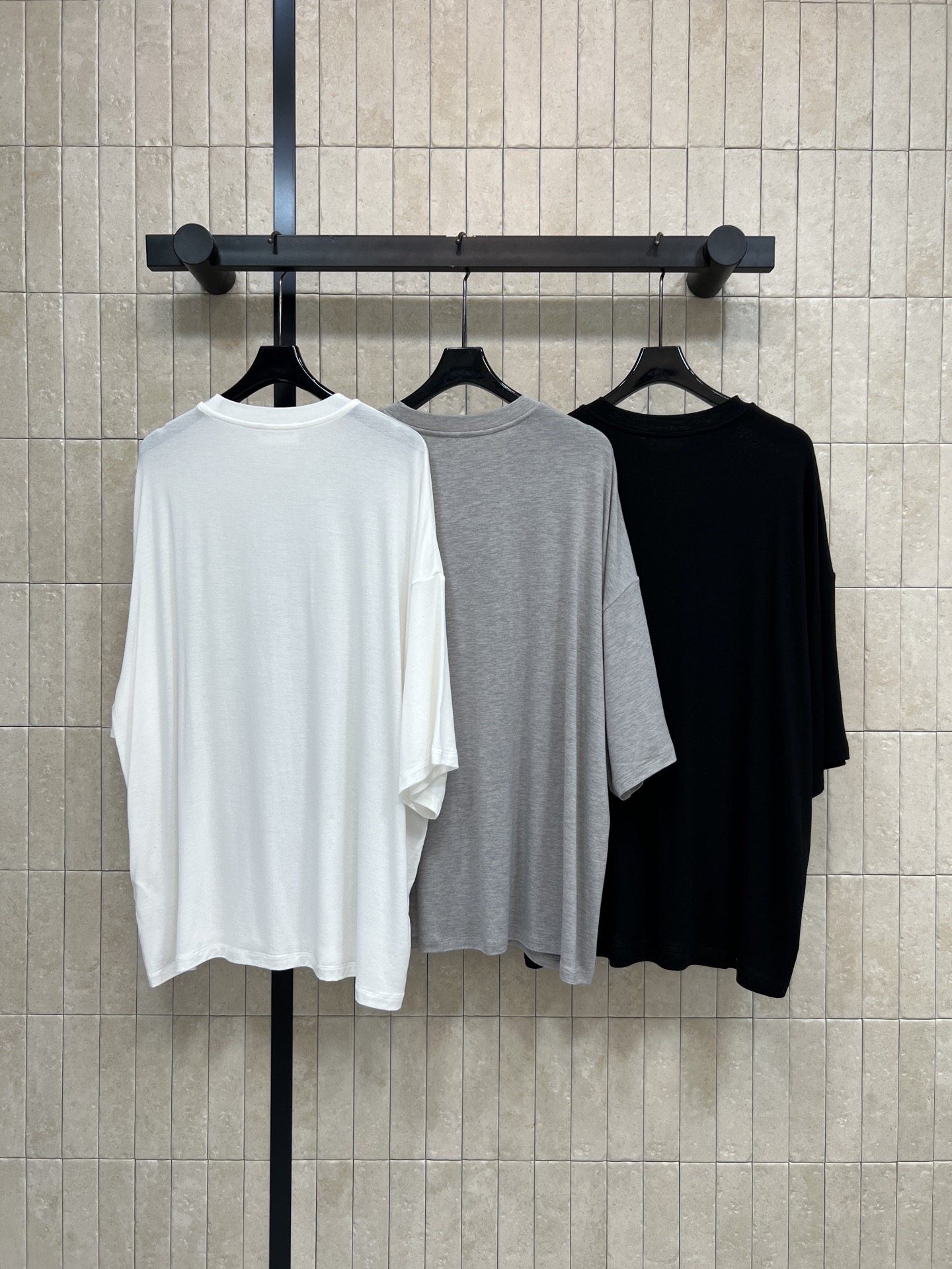 26春夏新款 宽松圆领T恤 采用1面料柔软亲肤 透气性超棒 宽松版型+五分袖 春夏穿超舒服 简约百搭 单