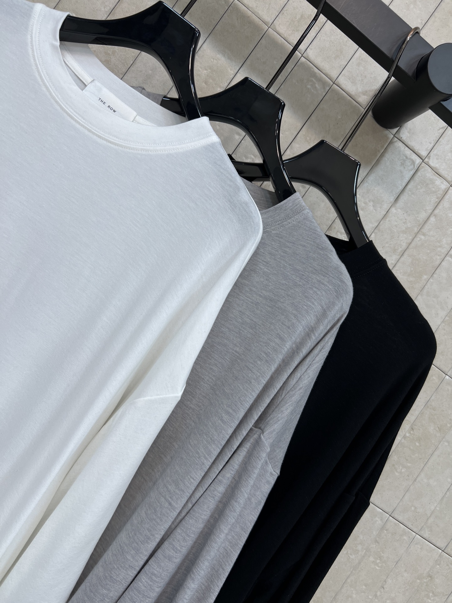 26春夏新款 宽松圆领T恤 采用1面料柔软亲肤 透气性超棒 宽松版型+五分袖 春夏穿超舒服 简约百搭 单