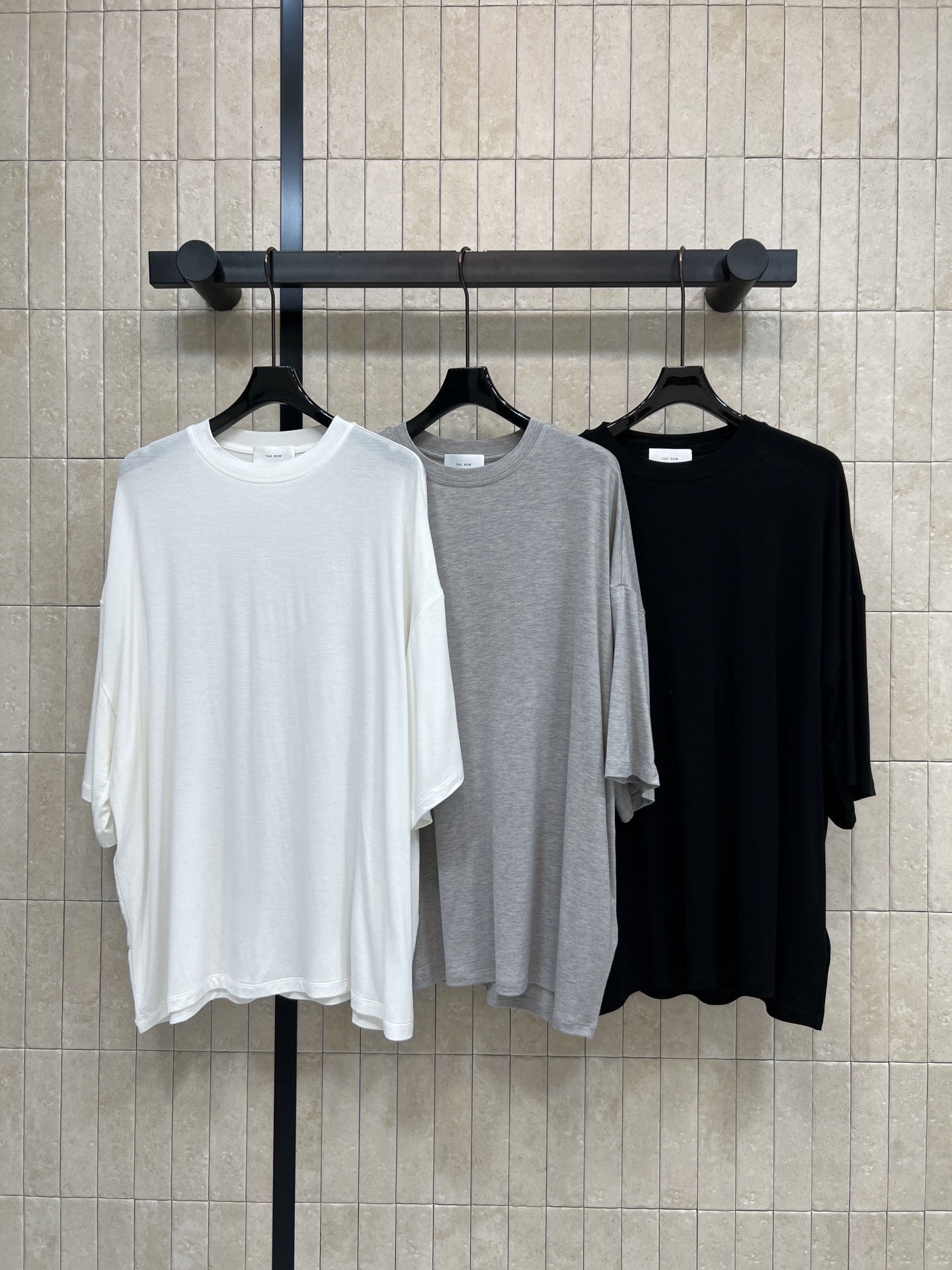 26春夏新款 宽松圆领T恤 采用1面料柔软亲肤 透气性超棒 宽松版型+五分袖 春夏穿超舒服 简约百搭 单