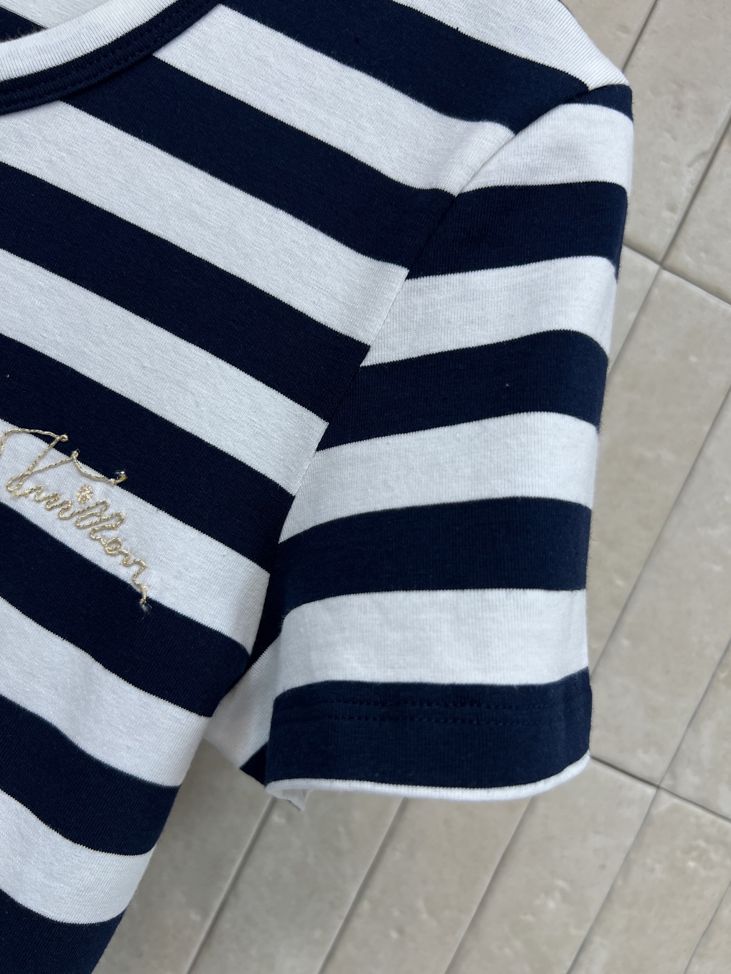 L家 26春夏新款 条纹短袖T恤 经典横条纹设计 圆领+三颗金属纽扣 细节满分 胸前刺绣字母超有质感 棉