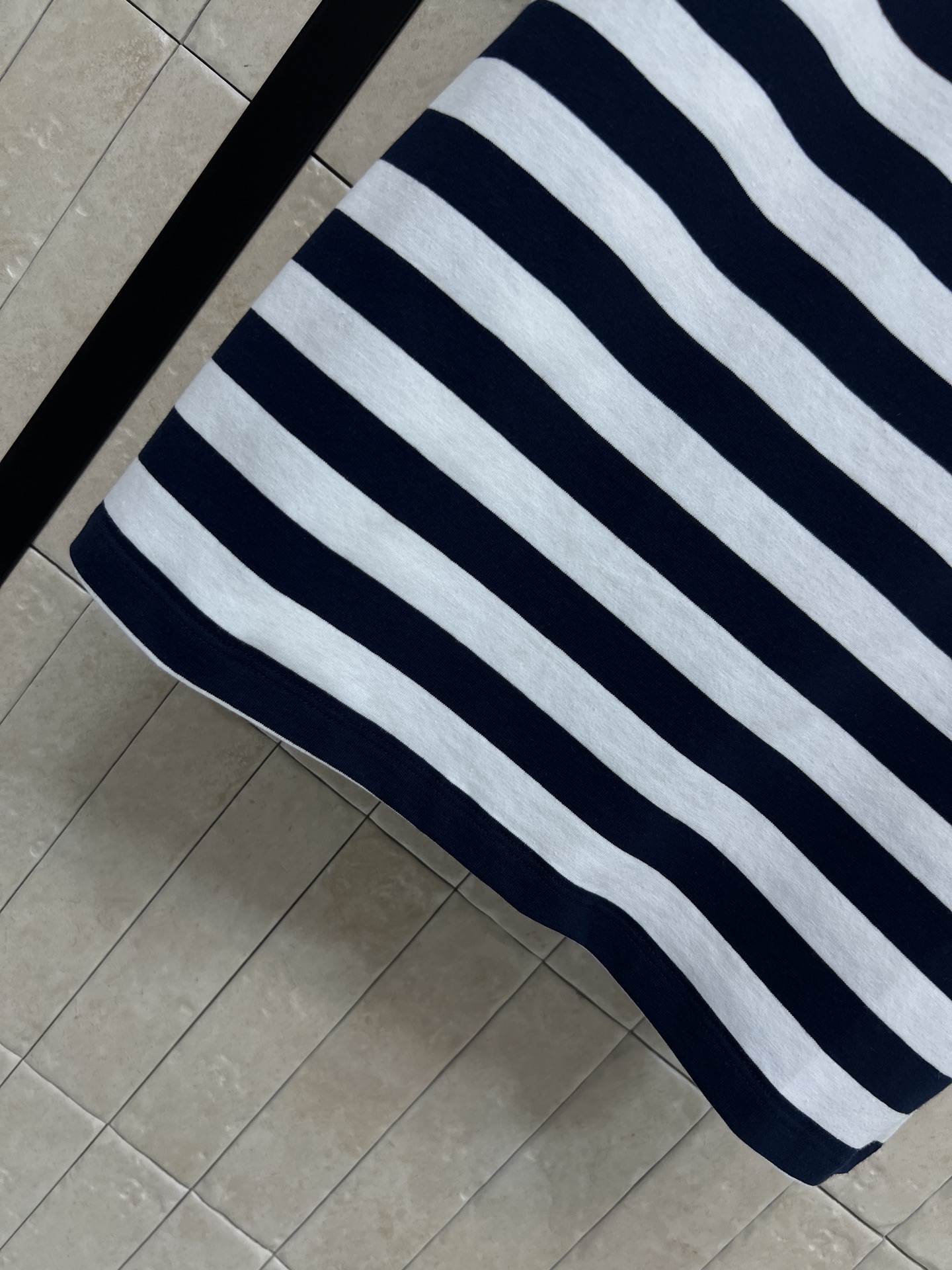 L家 26春夏新款 条纹短袖T恤 经典横条纹设计 圆领+三颗金属纽扣 细节满分 胸前刺绣字母超有质感 棉