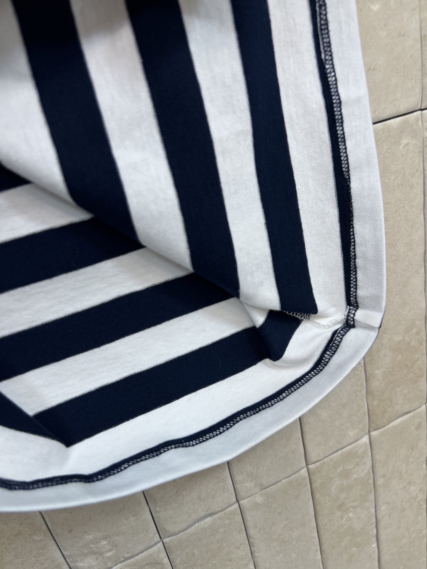 L家 26春夏新款 条纹短袖T恤 经典横条纹设计 圆领+三颗金属纽扣 细节满分 胸前刺绣字母超有质感 棉