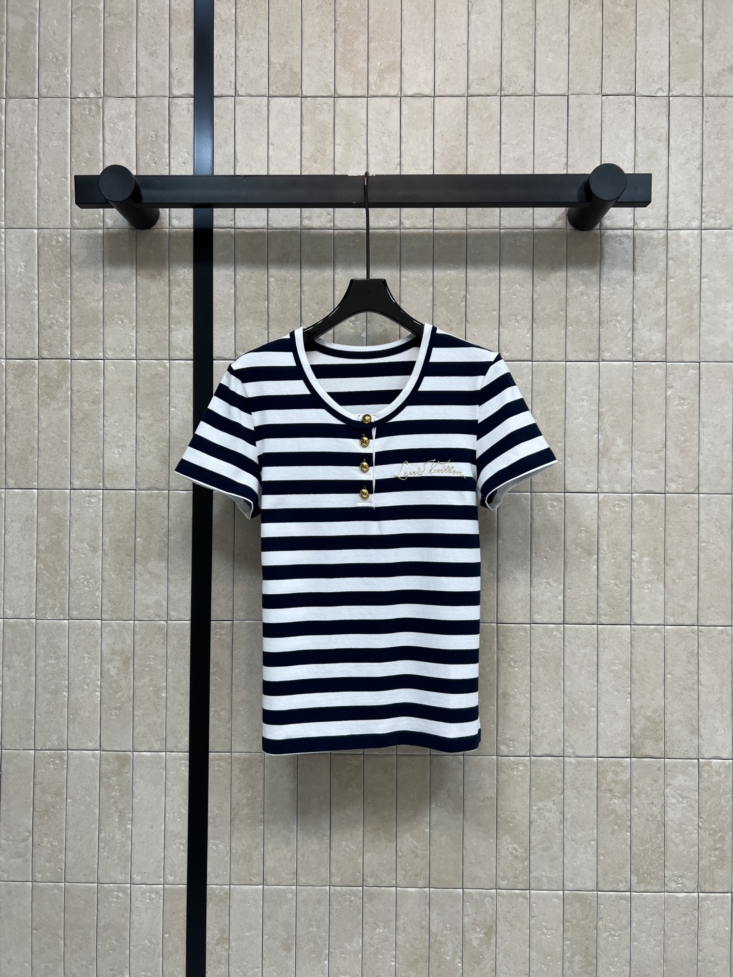 L家 26春夏新款 条纹短袖T恤 经典横条纹设计 圆领+三颗金属纽扣 细节满分 胸前刺绣字母超有质感 棉