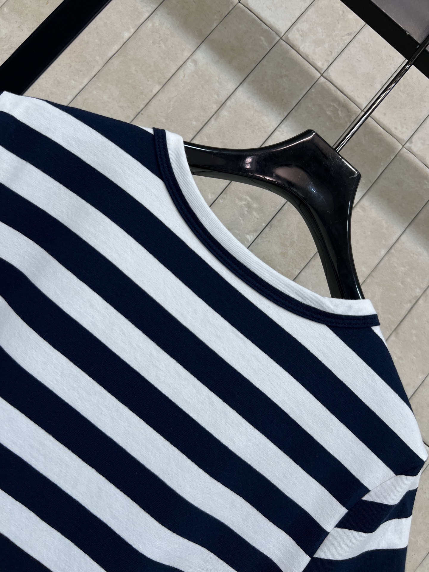 L家 26春夏新款 条纹短袖T恤 经典横条纹设计 圆领+三颗金属纽扣 细节满分 胸前刺绣字母超有质感 棉