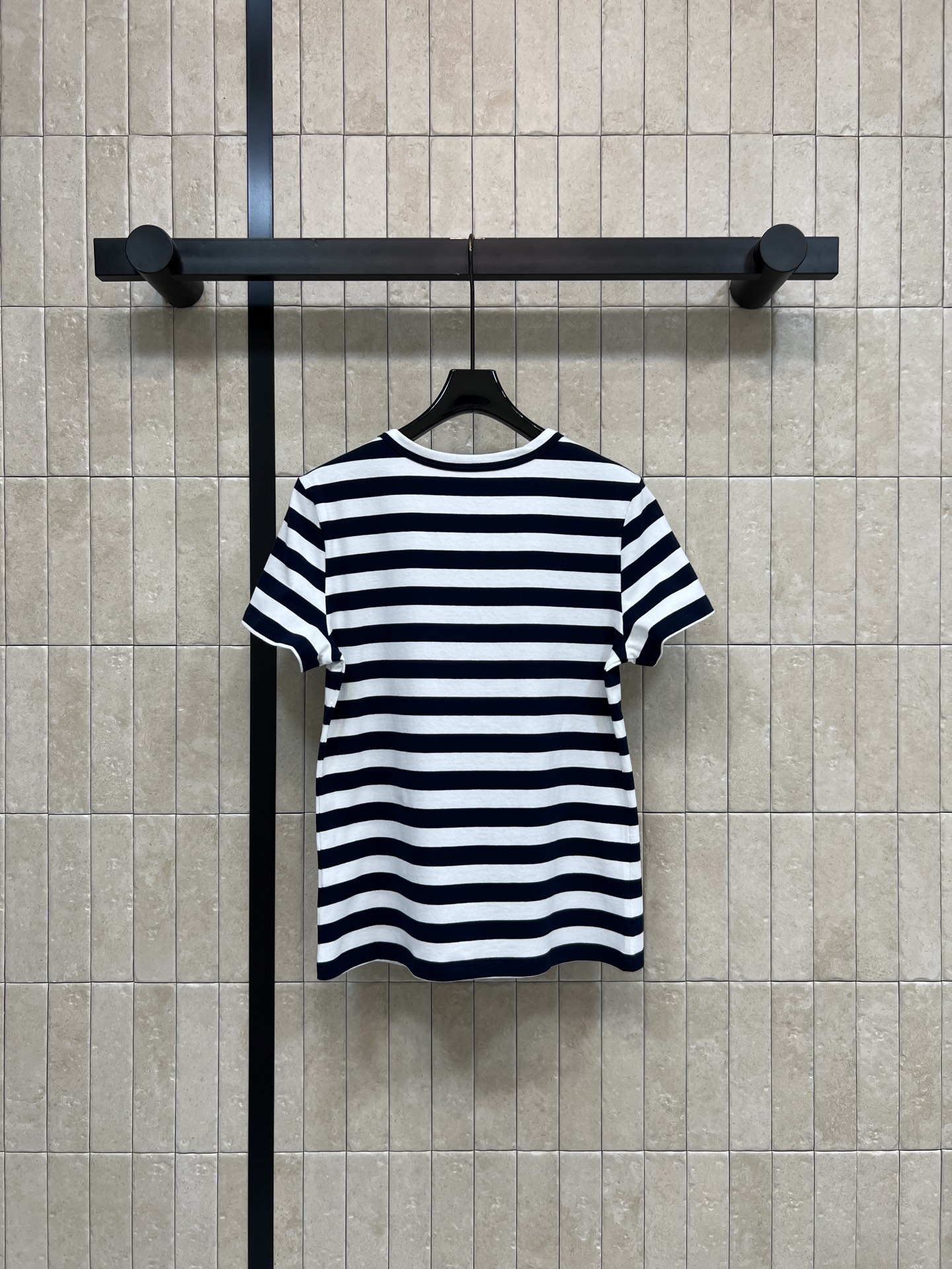 L家 26春夏新款 条纹短袖T恤 经典横条纹设计 圆领+三颗金属纽扣 细节满分 胸前刺绣字母超有质感 棉