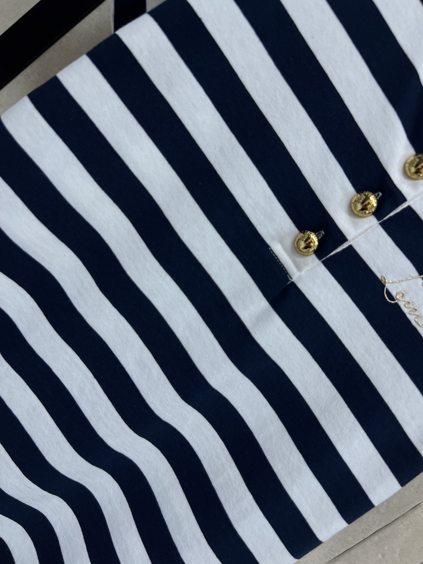 L家 26春夏新款 条纹短袖T恤 经典横条纹设计 圆领+三颗金属纽扣 细节满分 胸前刺绣字母超有质感 棉