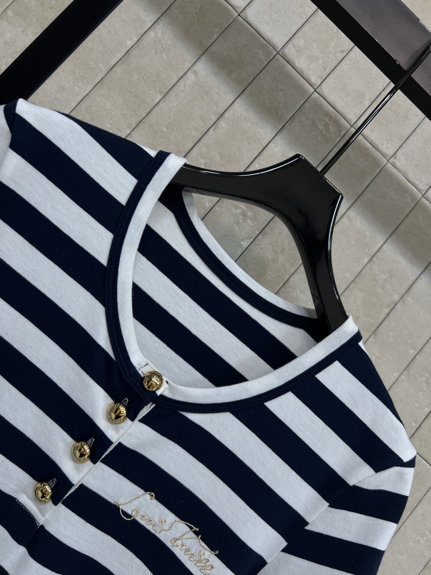 L家 26春夏新款 条纹短袖T恤 经典横条纹设计 圆领+三颗金属纽扣 细节满分 胸前刺绣字母超有质感 棉