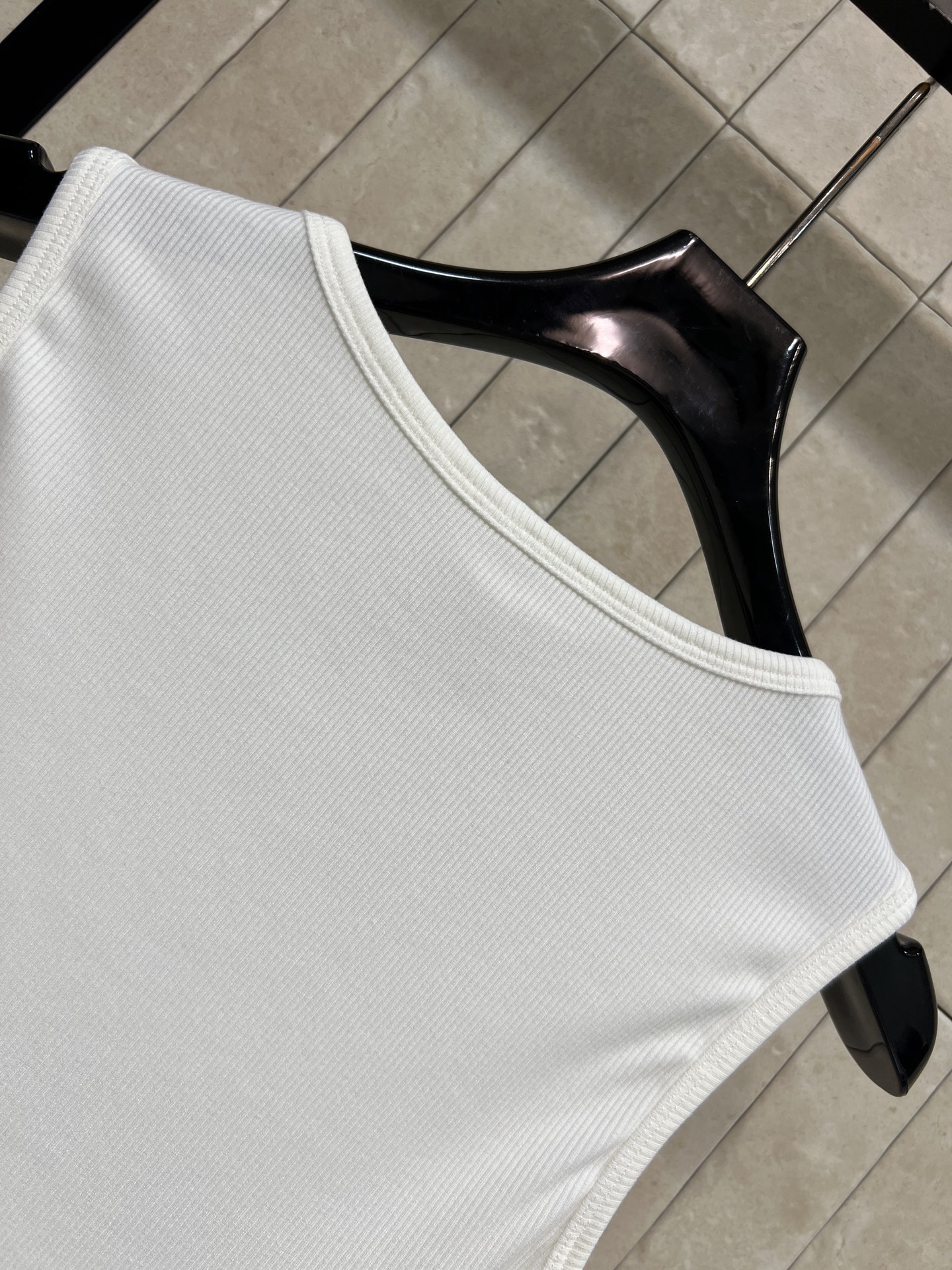 L家 26春夏新款 无袖背心T恤 简约设计+经典Logo刺绣 低调又有辨识度 高品质棉质面料 柔软透气 