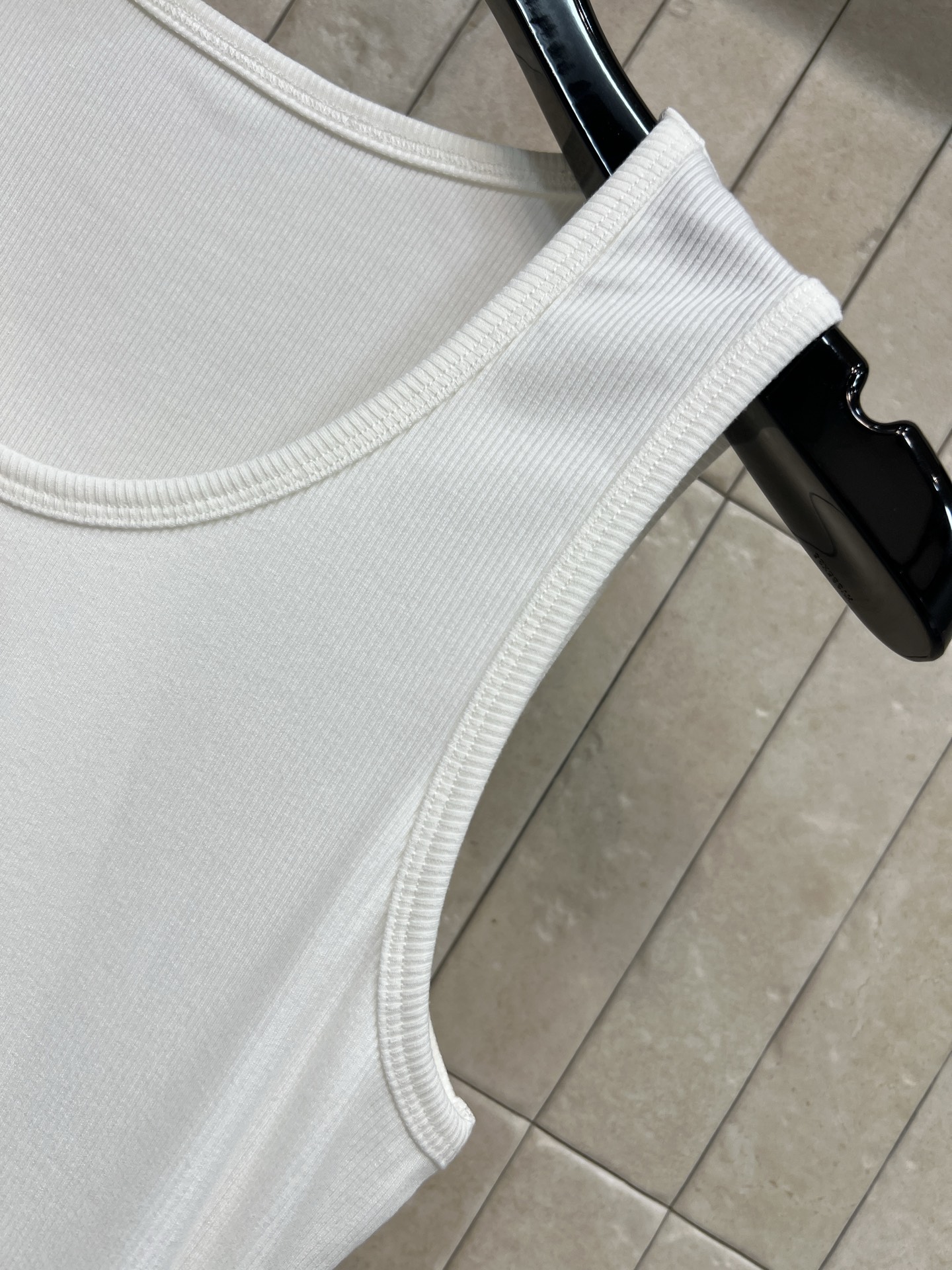 L家 26春夏新款 无袖背心T恤 简约设计+经典Logo刺绣 低调又有辨识度 高品质棉质面料 柔软透气 