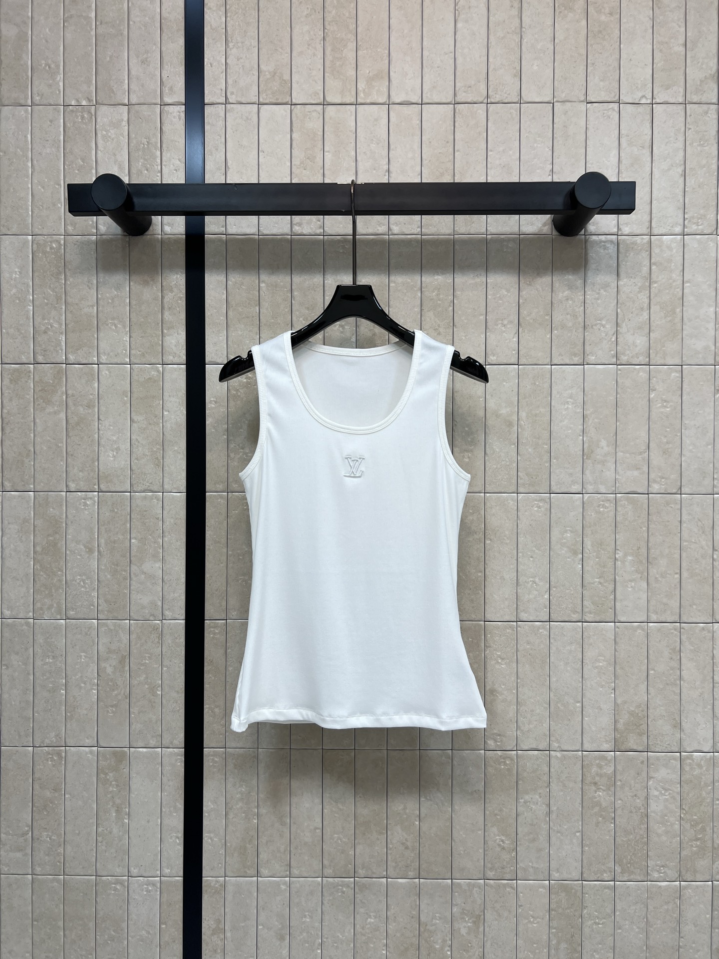 L家 26春夏新款 无袖背心T恤 简约设计+经典Logo刺绣 低调又有辨识度 高品质棉质面料 柔软透气 