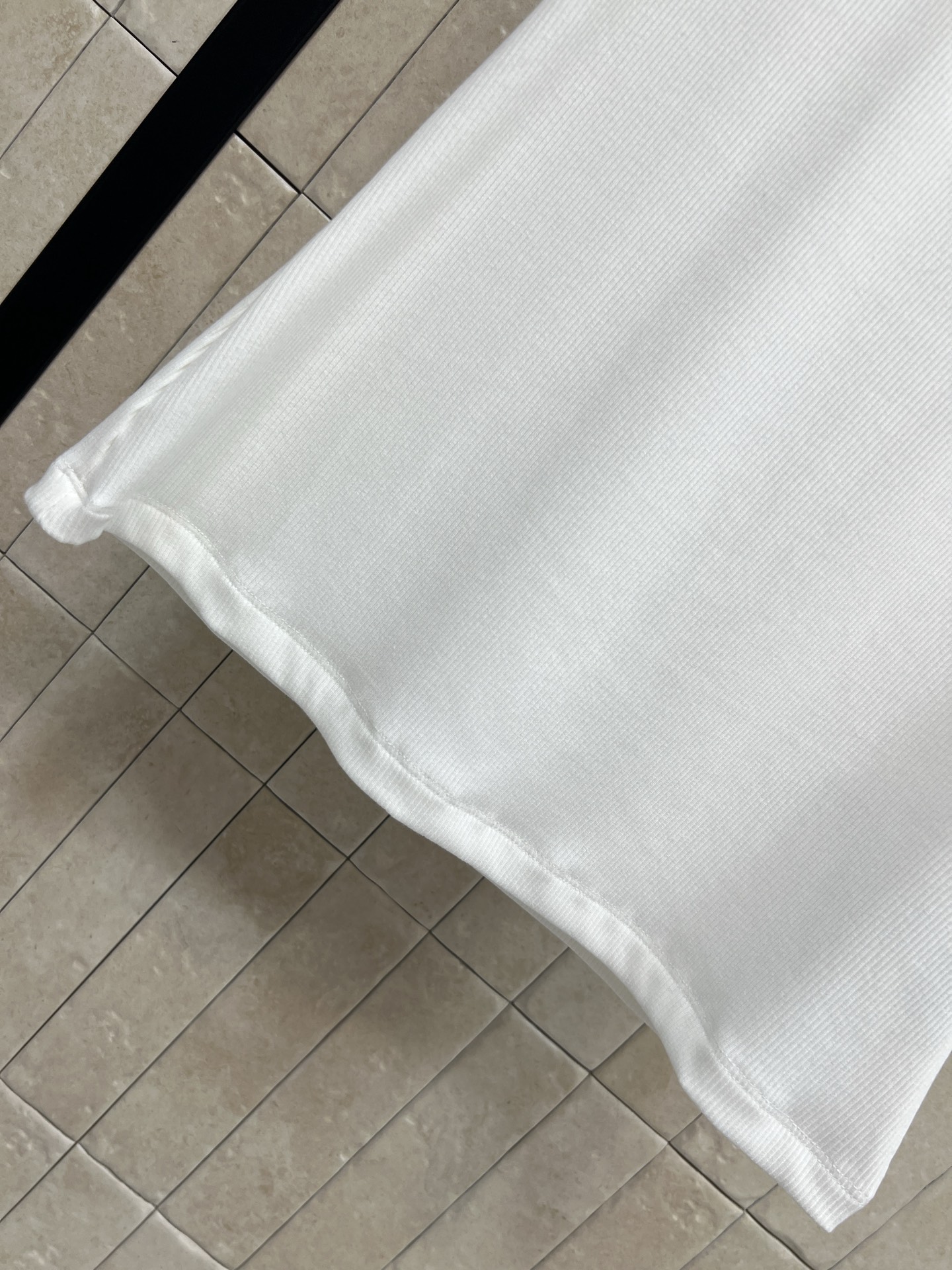 L家 26春夏新款 无袖背心T恤 简约设计+经典Logo刺绣 低调又有辨识度 高品质棉质面料 柔软透气 