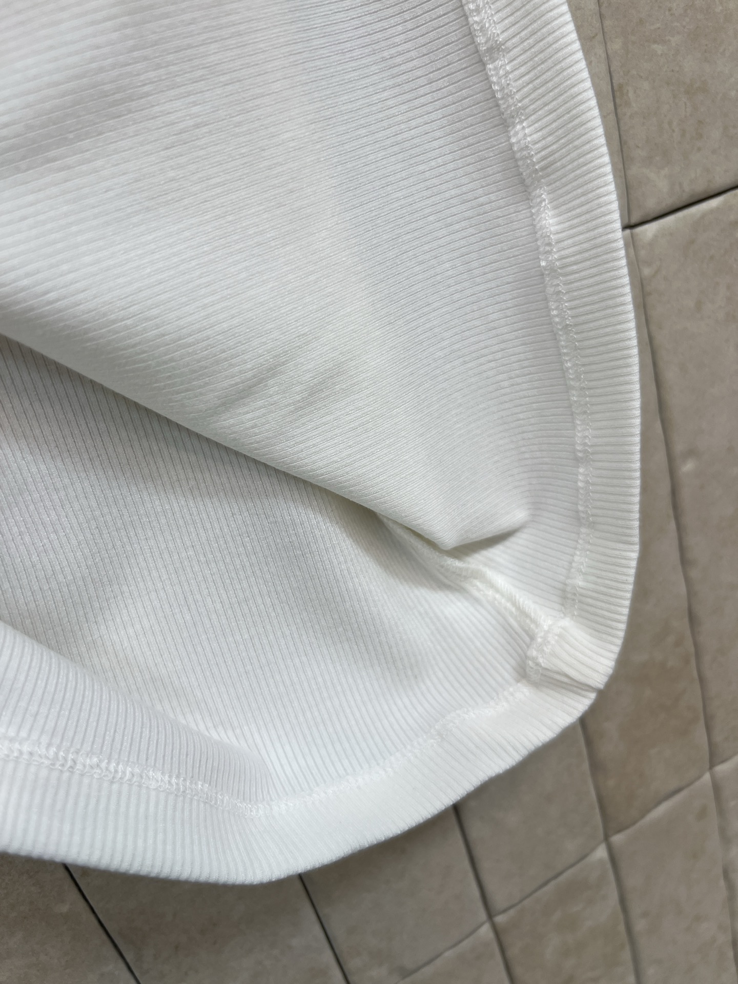 L家 26春夏新款 无袖背心T恤 简约设计+经典Logo刺绣 低调又有辨识度 高品质棉质面料 柔软透气 