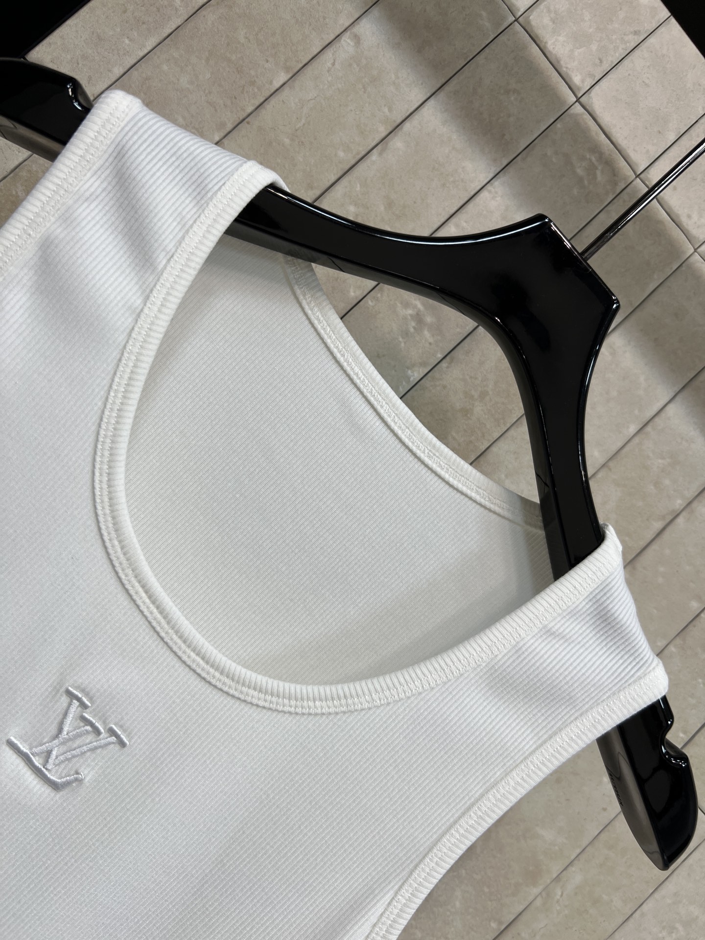 L家 26春夏新款 无袖背心T恤 简约设计+经典Logo刺绣 低调又有辨识度 高品质棉质面料 柔软透气 