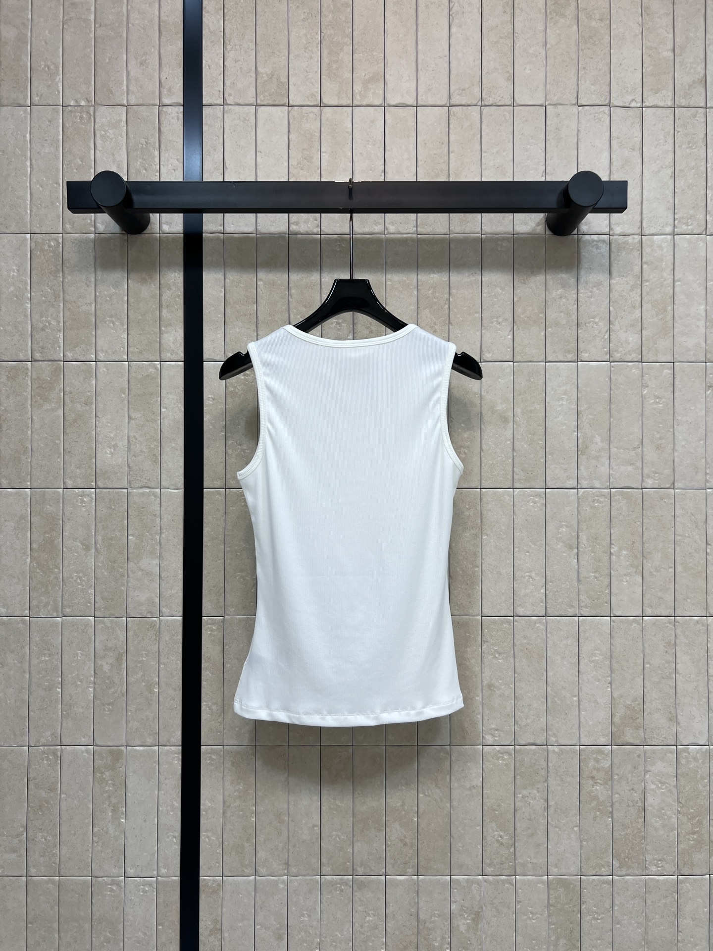 L家 26春夏新款 无袖背心T恤 简约设计+经典Logo刺绣 低调又有辨识度 高品质棉质面料 柔软透气 