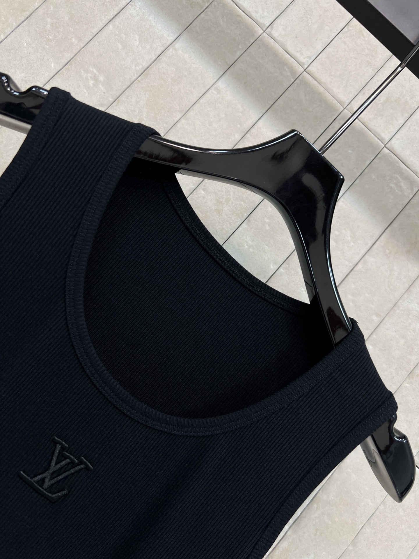 L家 26春夏新款 无袖背心T恤 简约设计+经典Logo刺绣 低调又有辨识度 高品质棉质面料 柔软透气 