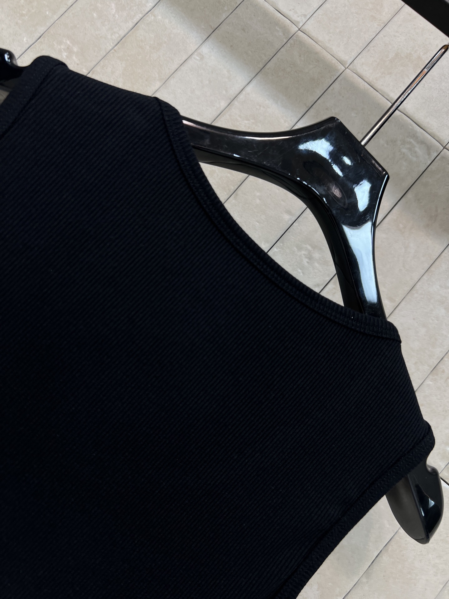 L家 26春夏新款 无袖背心T恤 简约设计+经典Logo刺绣 低调又有辨识度 高品质棉质面料 柔软透气 