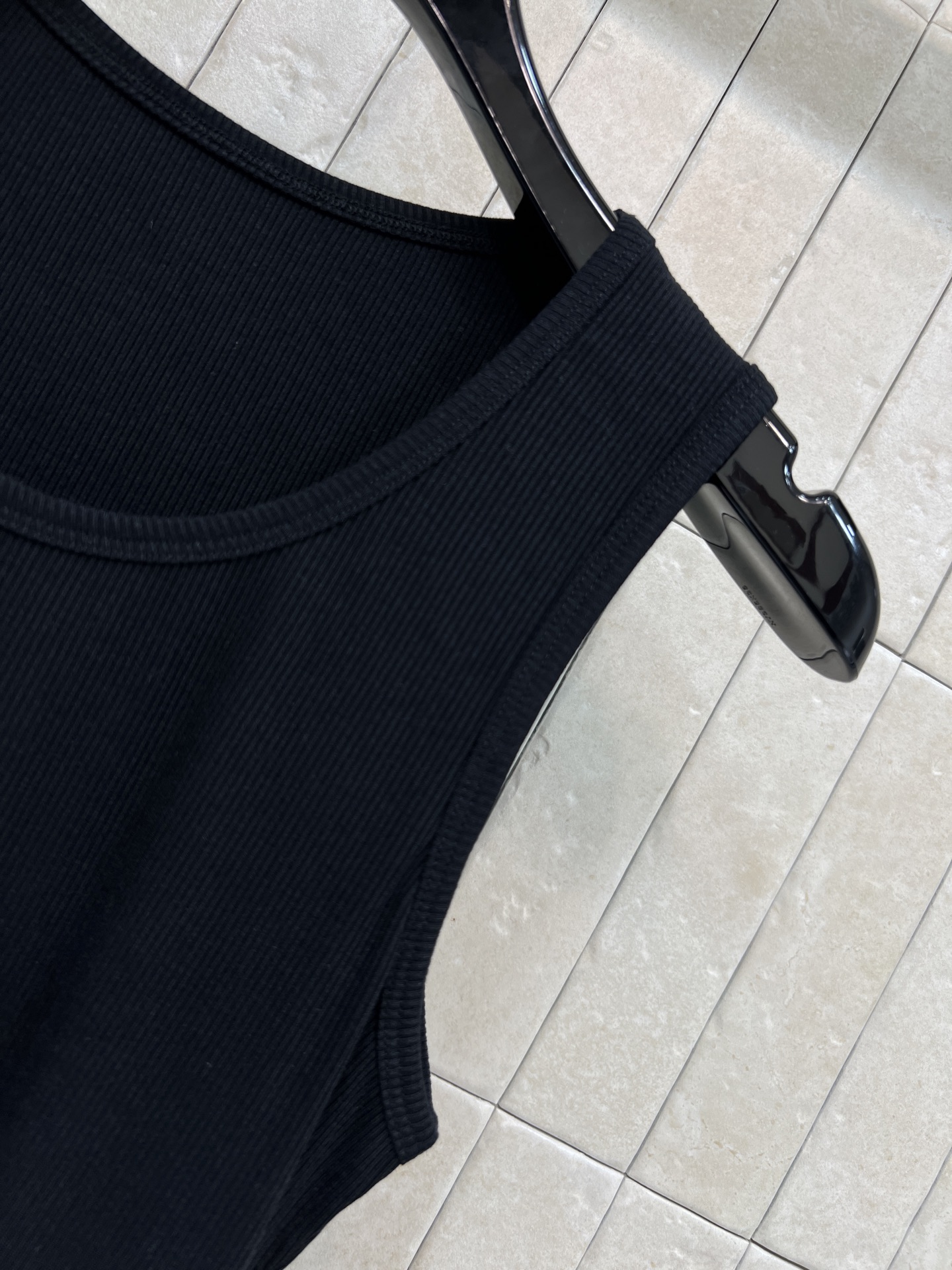 L家 26春夏新款 无袖背心T恤 简约设计+经典Logo刺绣 低调又有辨识度 高品质棉质面料 柔软透气 