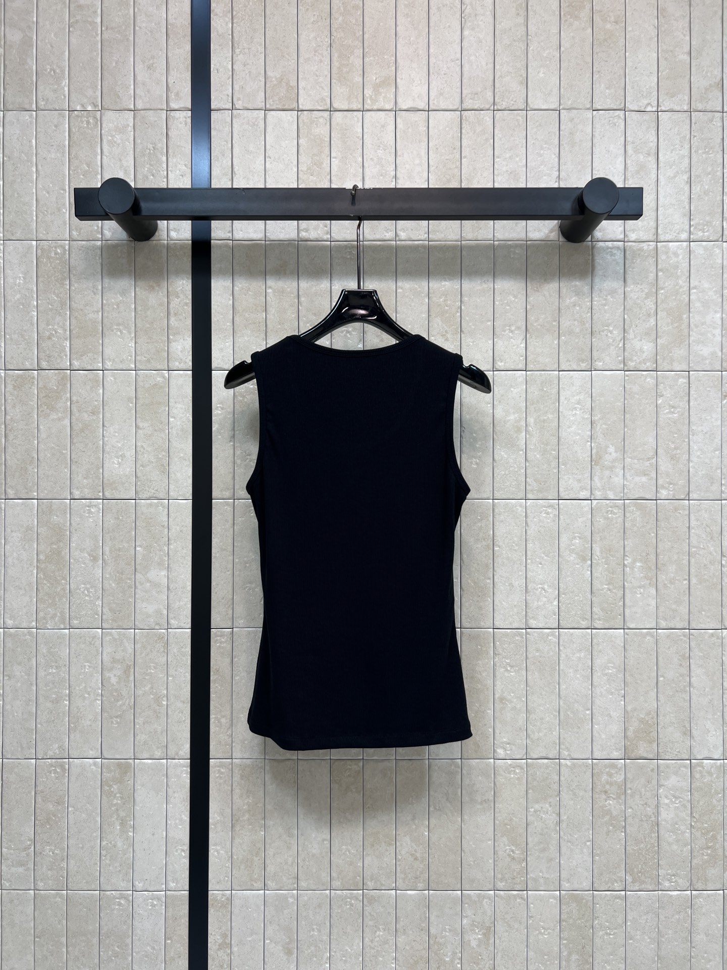 L家 26春夏新款 无袖背心T恤 简约设计+经典Logo刺绣 低调又有辨识度 高品质棉质面料 柔软透气 