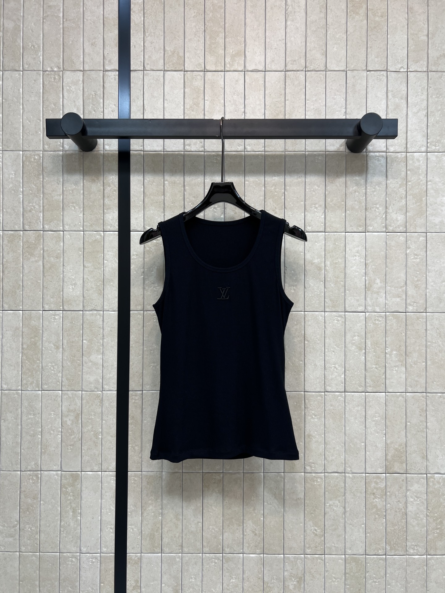 L家 26春夏新款 无袖背心T恤 简约设计+经典Logo刺绣 低调又有辨识度 高品质棉质面料 柔软透气 