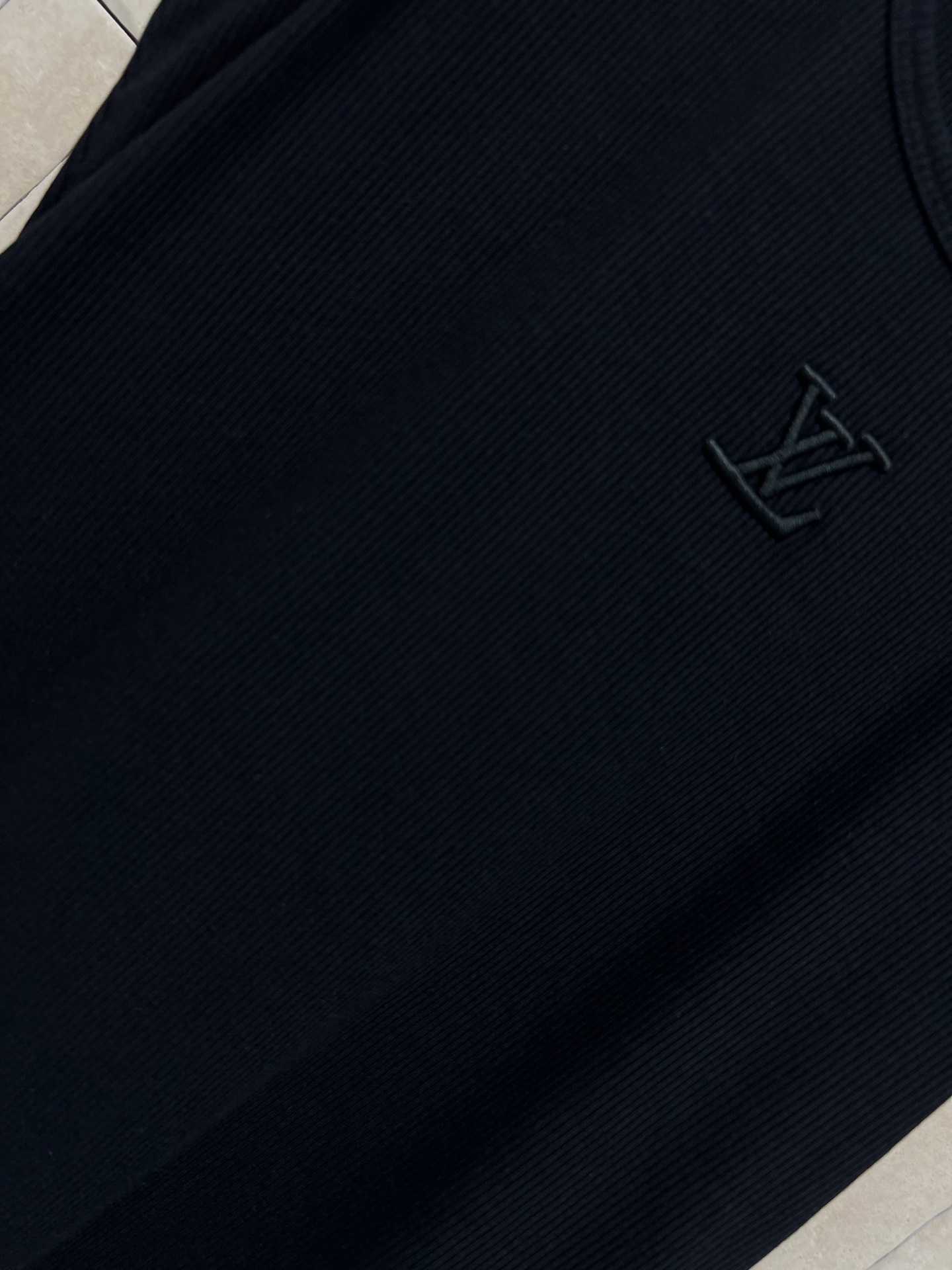 L家 26春夏新款 无袖背心T恤 简约设计+经典Logo刺绣 低调又有辨识度 高品质棉质面料 柔软透气 