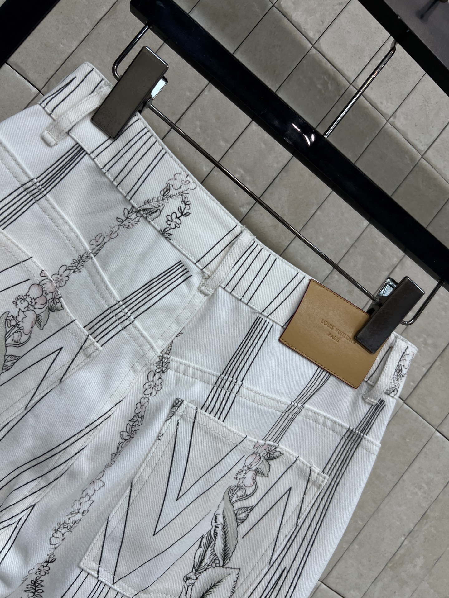 L家 26春夏新款 线条碎花阔腿裤 高腰宽松直筒设计 显腿长又修饰身形 纯棉面料 白色底配几何线条+花卉