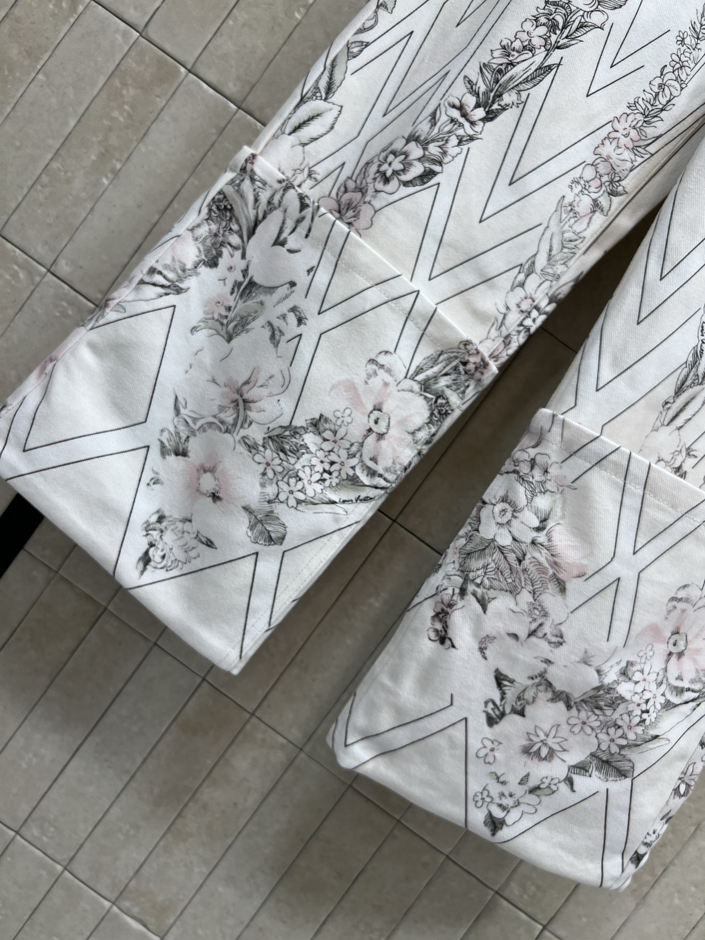 L家 26春夏新款 线条碎花阔腿裤 高腰宽松直筒设计 显腿长又修饰身形 纯棉面料 白色底配几何线条+花卉