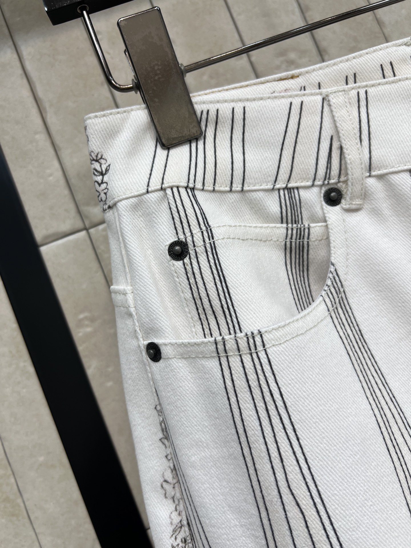 L家 26春夏新款 线条碎花阔腿裤 高腰宽松直筒设计 显腿长又修饰身形 纯棉面料 白色底配几何线条+花卉