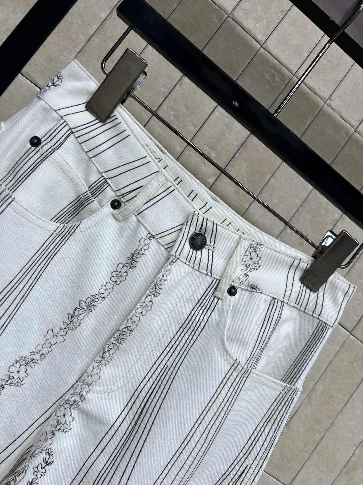 L家 26春夏新款 线条碎花阔腿裤 高腰宽松直筒设计 显腿长又修饰身形 纯棉面料 白色底配几何线条+花卉