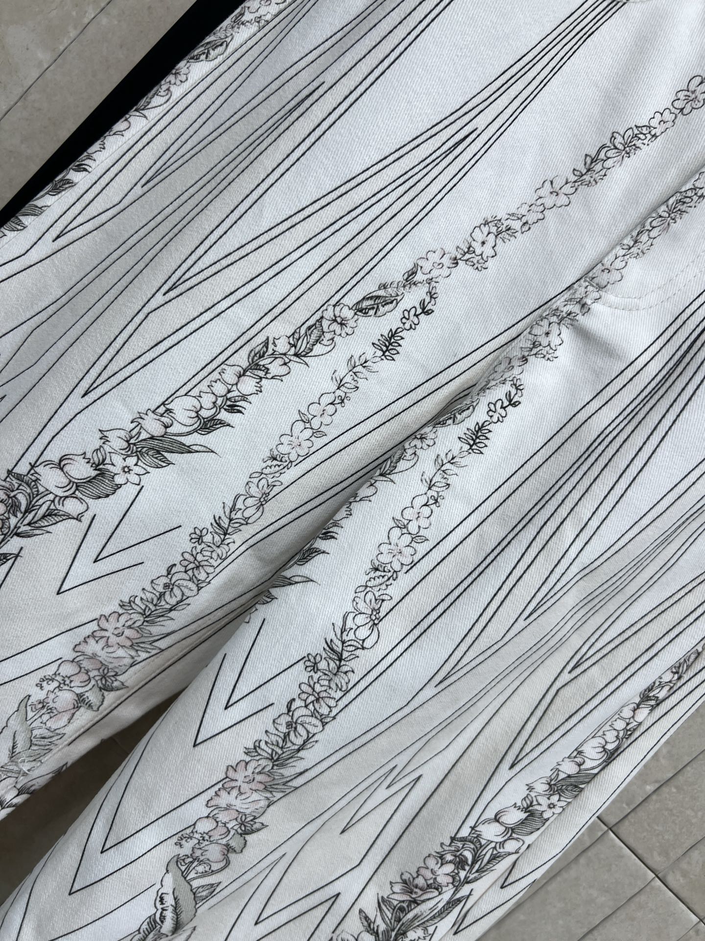 L家 26春夏新款 线条碎花阔腿裤 高腰宽松直筒设计 显腿长又修饰身形 纯棉面料 白色底配几何线条+花卉