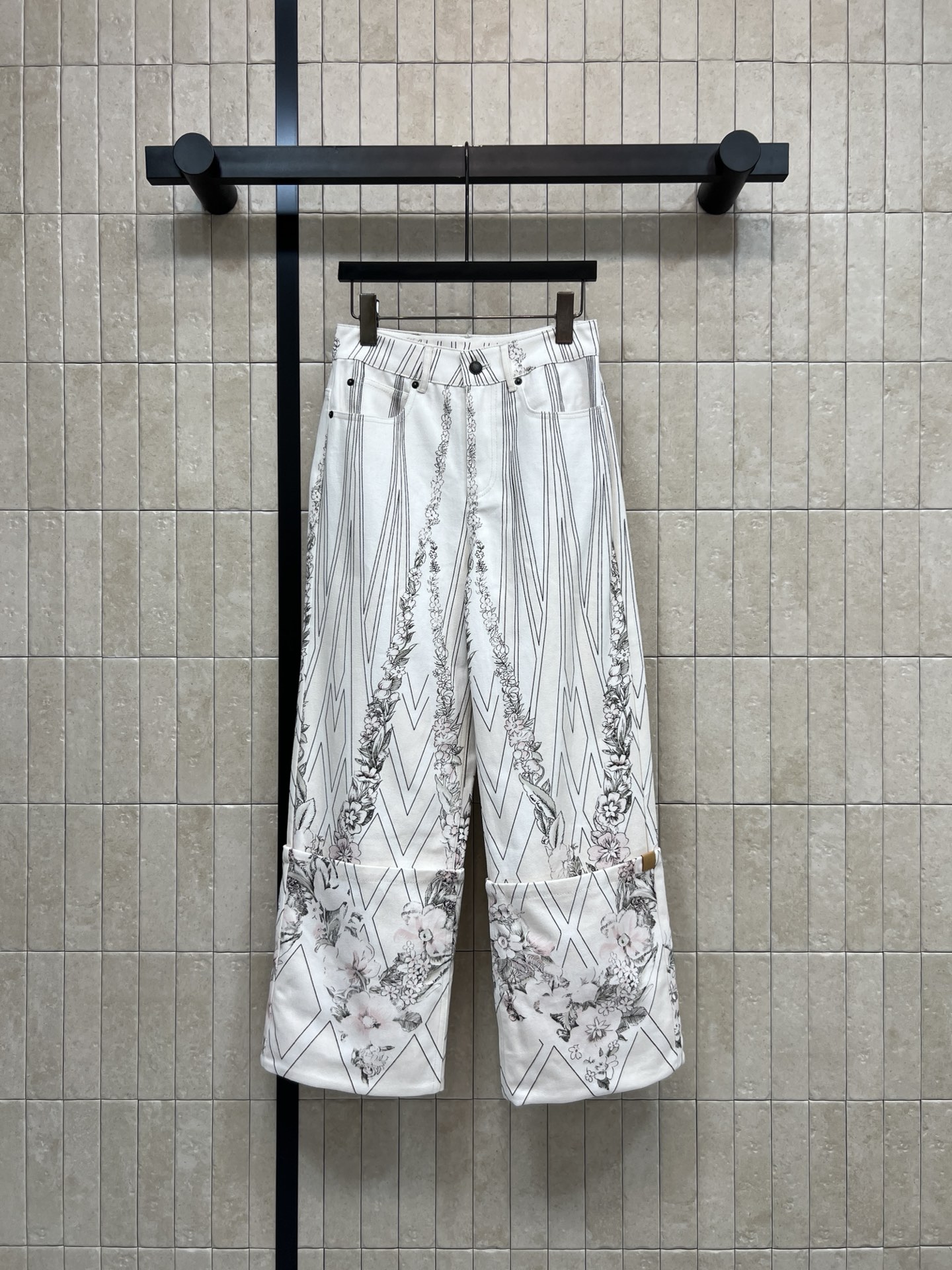 L家 26春夏新款 线条碎花阔腿裤 高腰宽松直筒设计 显腿长又修饰身形 纯棉面料 白色底配几何线条+花卉