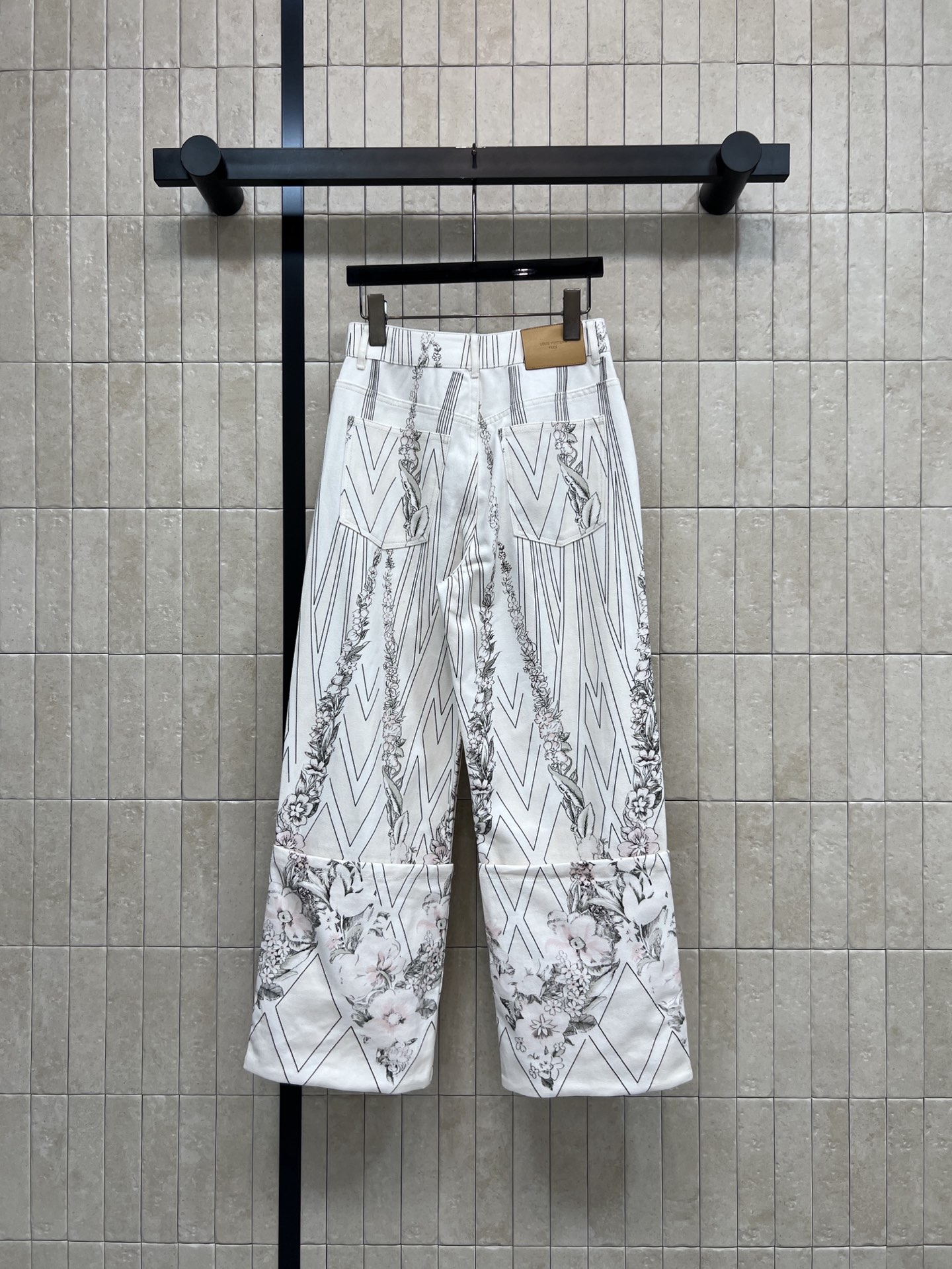 L家 26春夏新款 线条碎花阔腿裤 高腰宽松直筒设计 显腿长又修饰身形 纯棉面料 白色底配几何线条+花卉