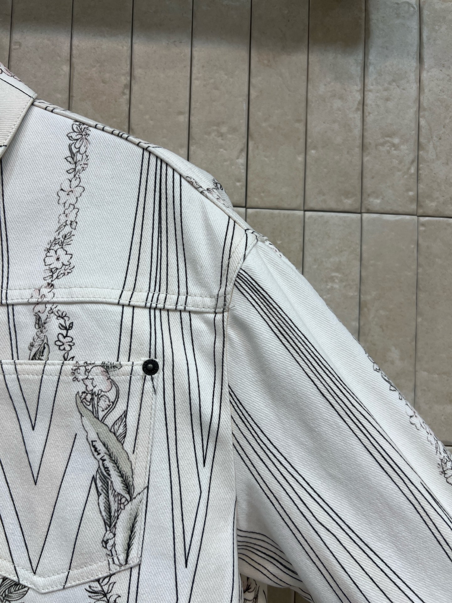 L家 26春夏新款 线条碎花外套 白色线条碎花翻领 棉质挺括面料 白色主调搭配黑色线条和碎花 几何与自然