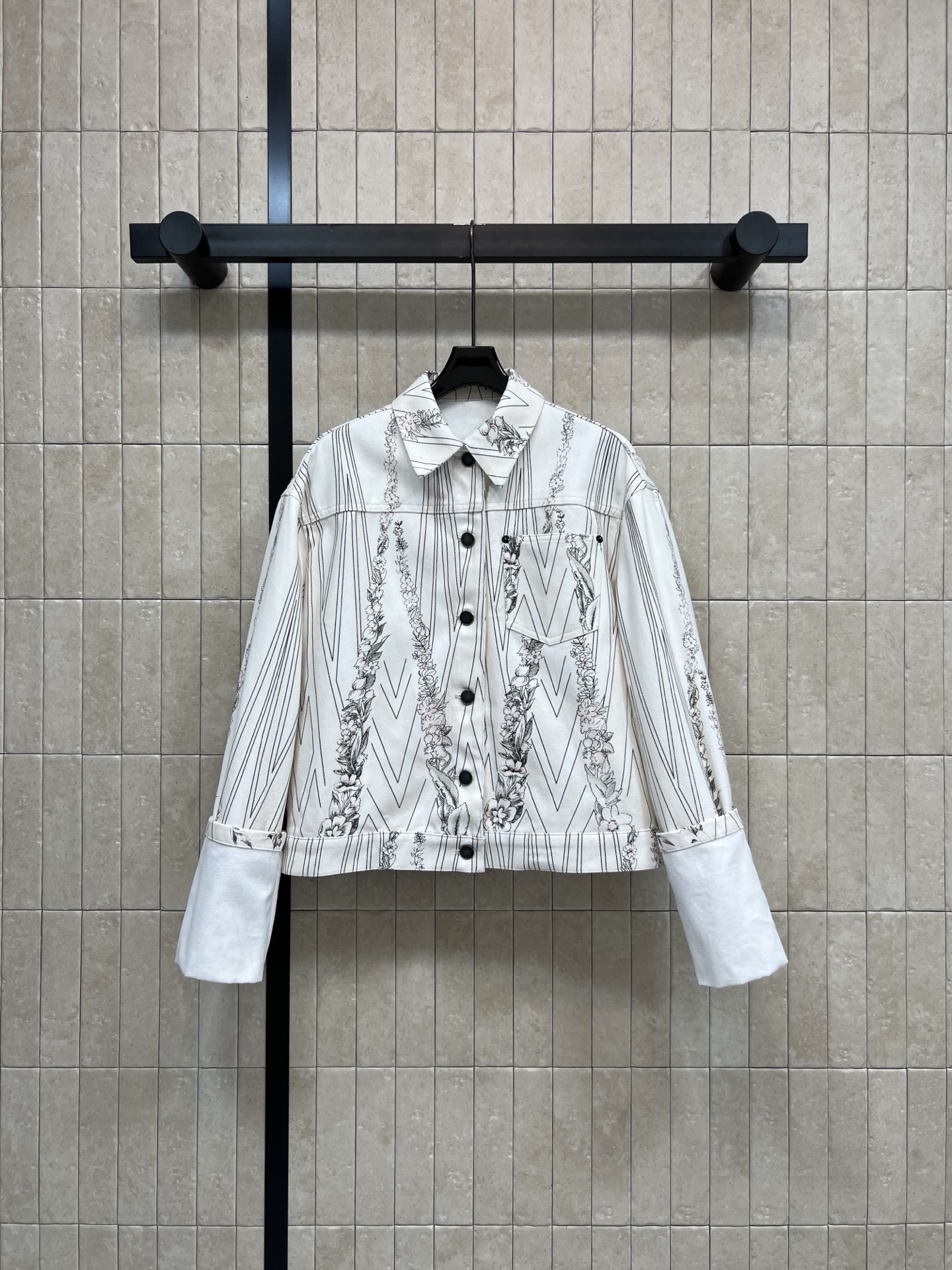 L家 26春夏新款 线条碎花外套 白色线条碎花翻领 棉质挺括面料 白色主调搭配黑色线条和碎花 几何与自然