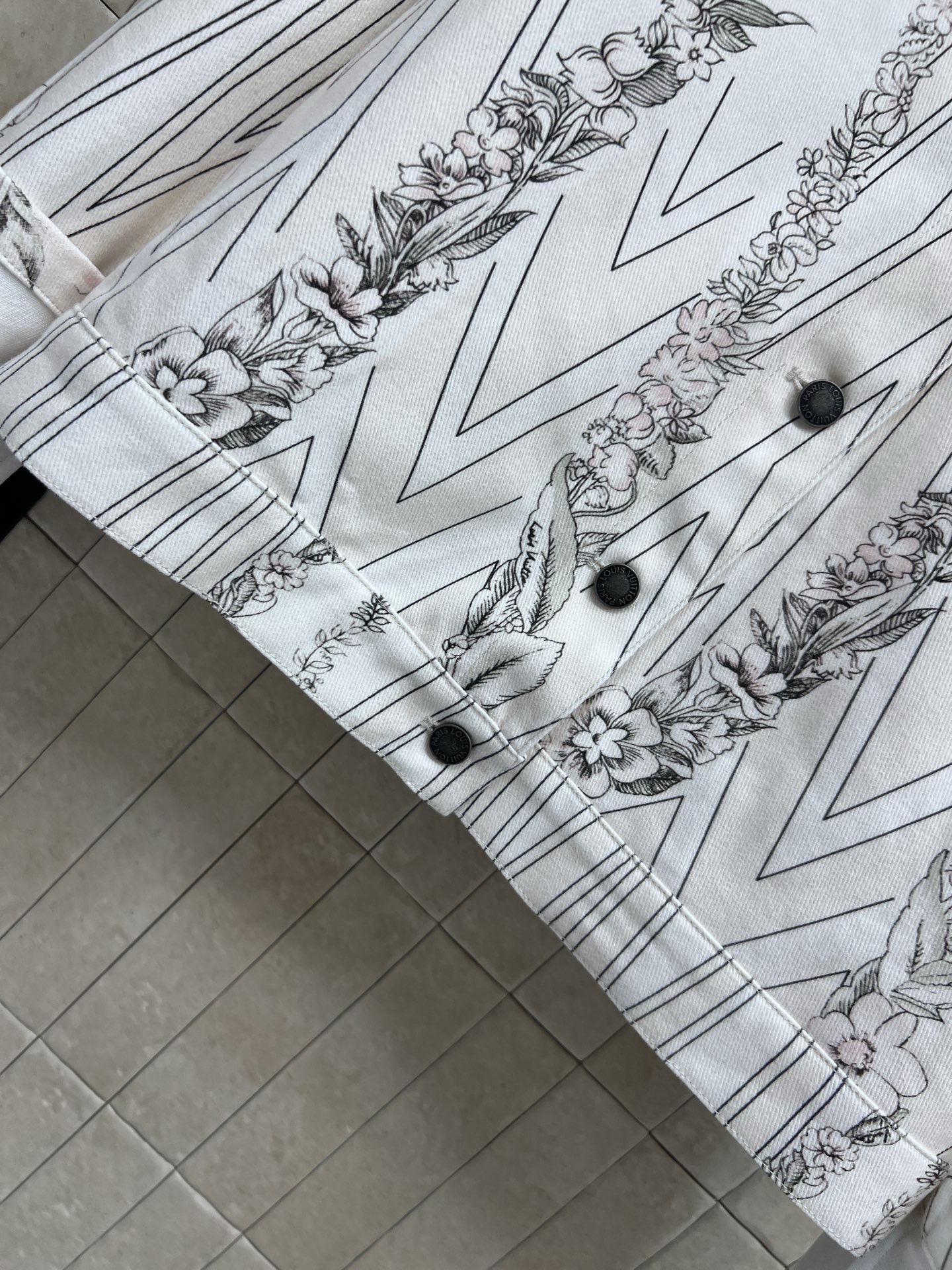 L家 26春夏新款 线条碎花外套 白色线条碎花翻领 棉质挺括面料 白色主调搭配黑色线条和碎花 几何与自然