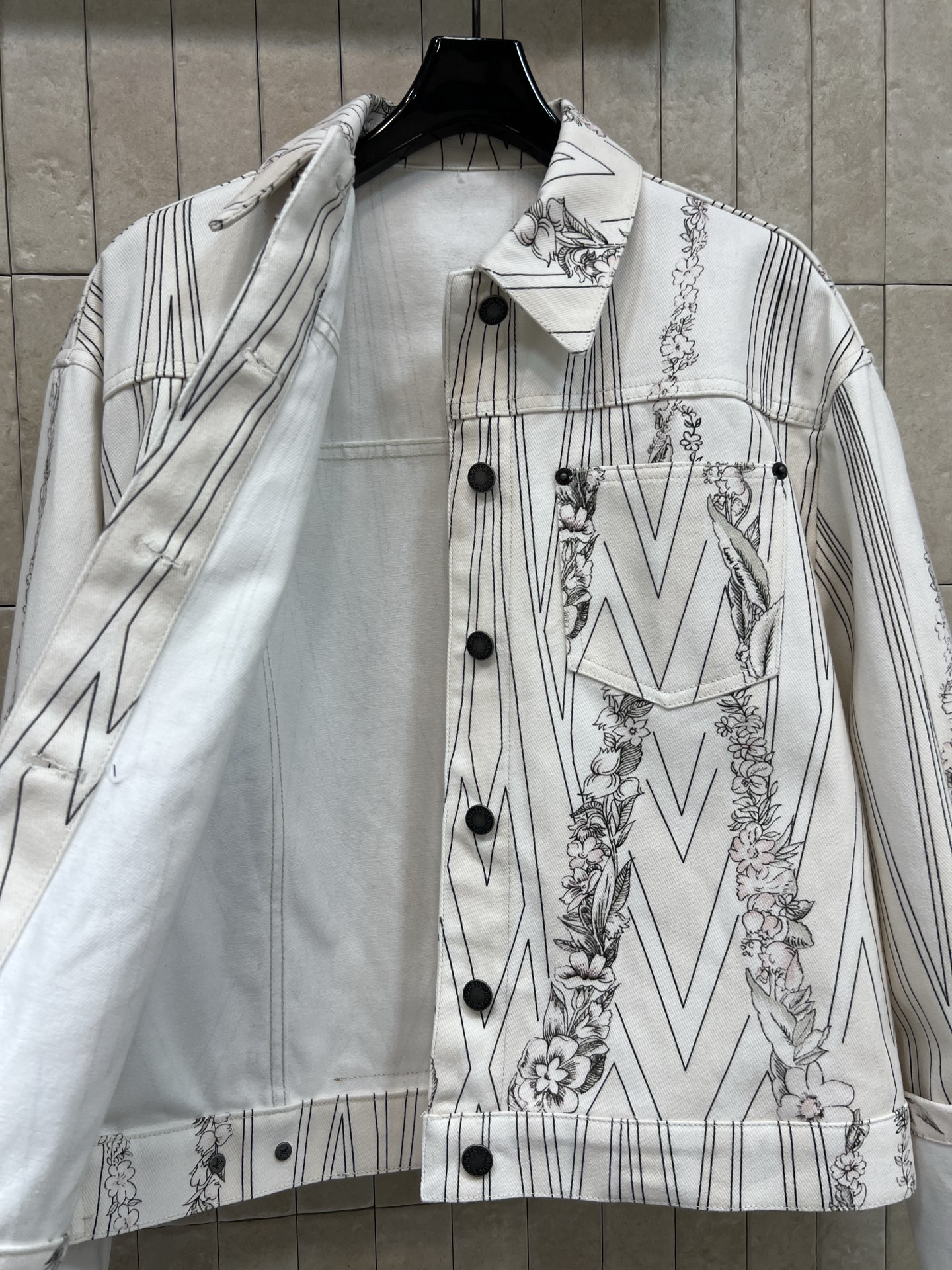 L家 26春夏新款 线条碎花外套 白色线条碎花翻领 棉质挺括面料 白色主调搭配黑色线条和碎花 几何与自然